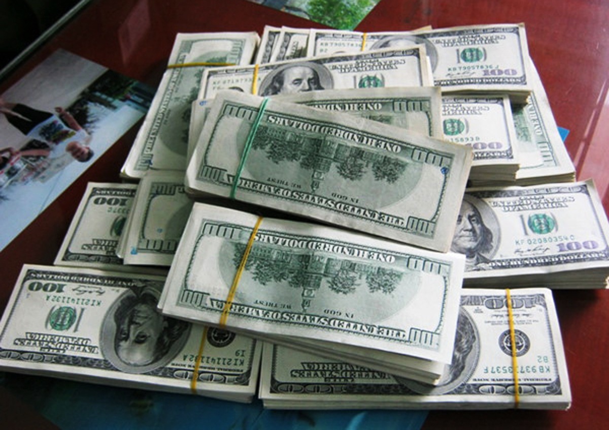Bi bat vi mang 400.000 USD thang bac tu Campuchia ve Viet Nam hinh anh