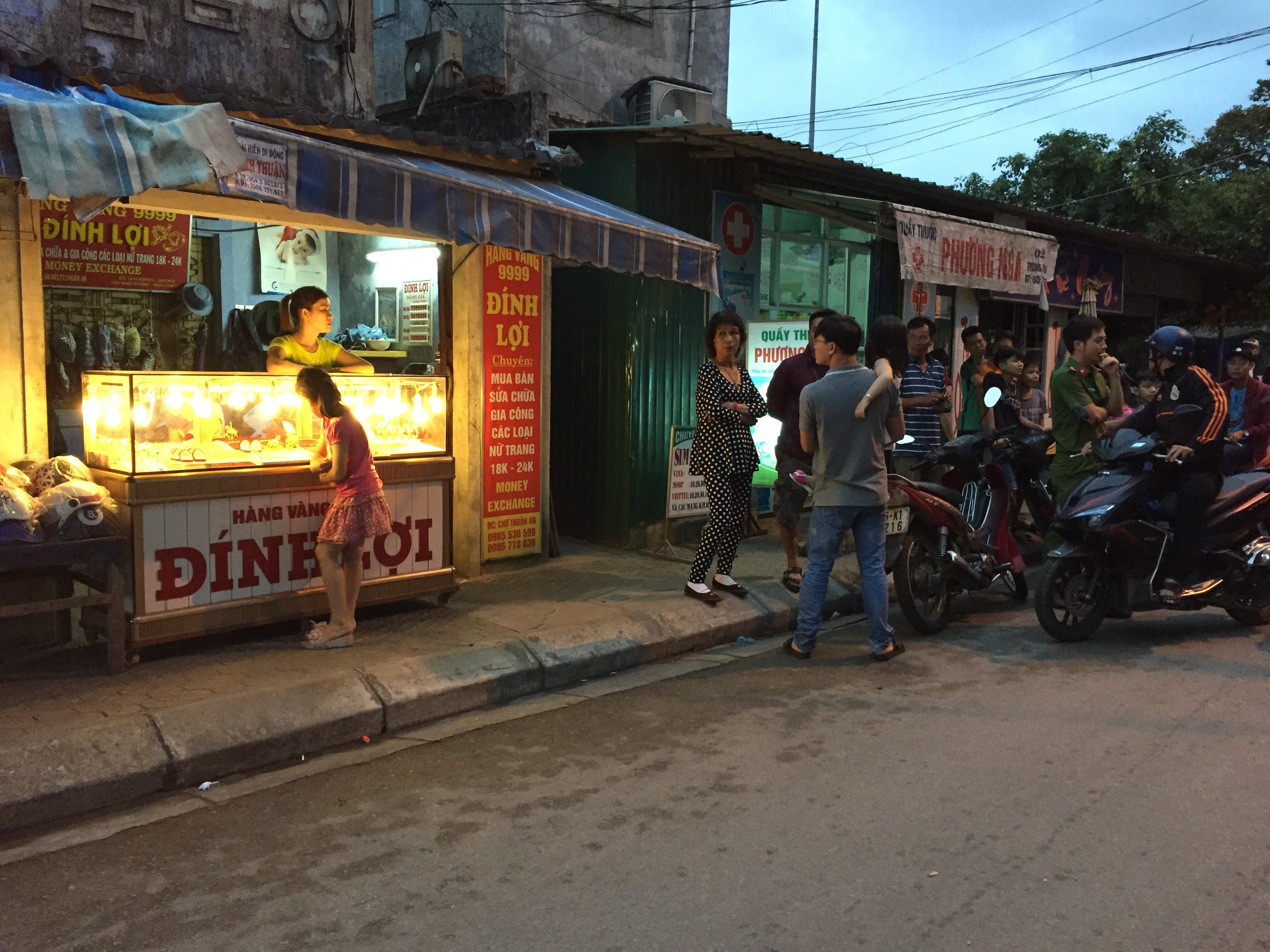 Chu tiem bao bi cuop 2 vong vang hinh anh