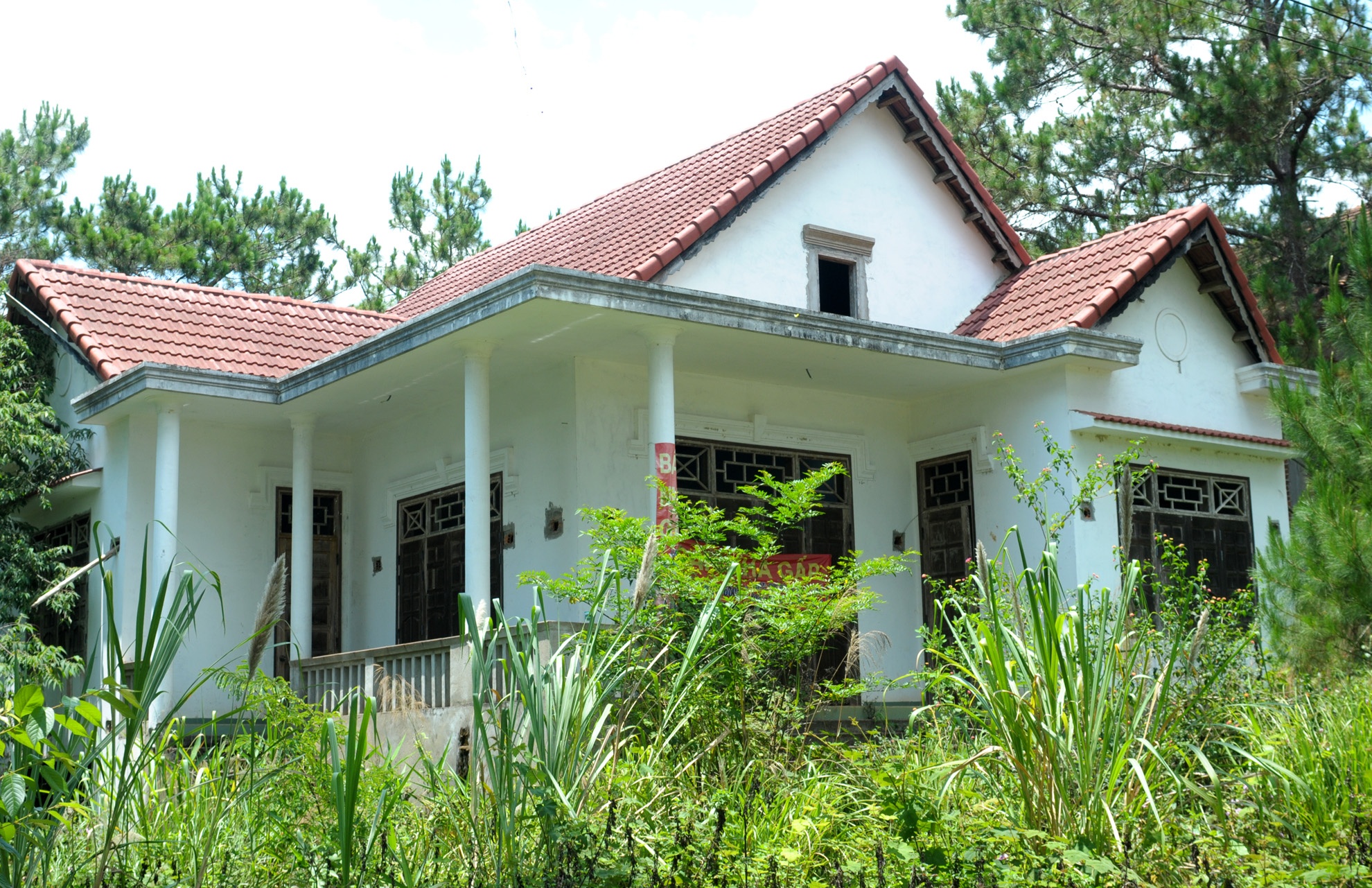 Co dai phu kin hang loat biet thu bo hoang o Kon Tum hinh anh