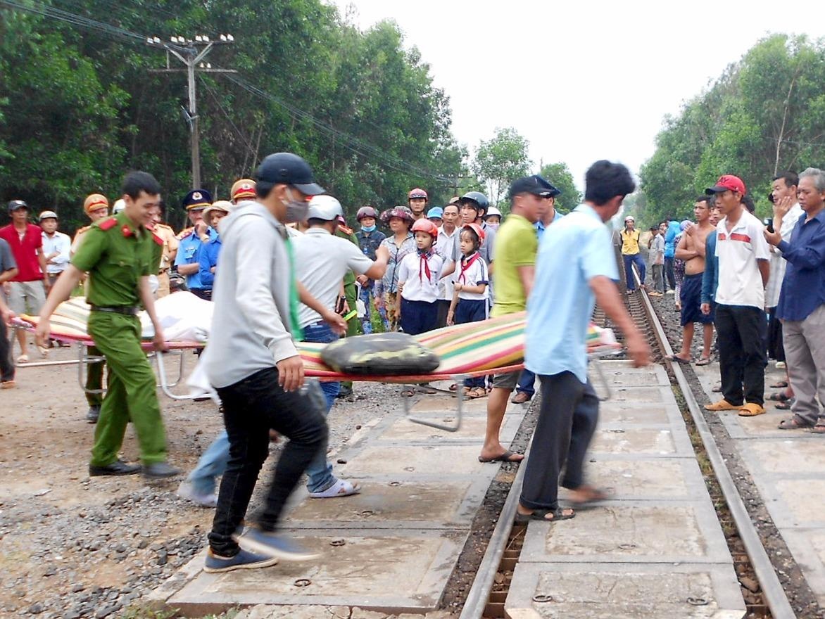 Hien truong vu tau hoa tong xe Innova lam 4 nguoi chet o Binh Dinh hinh anh