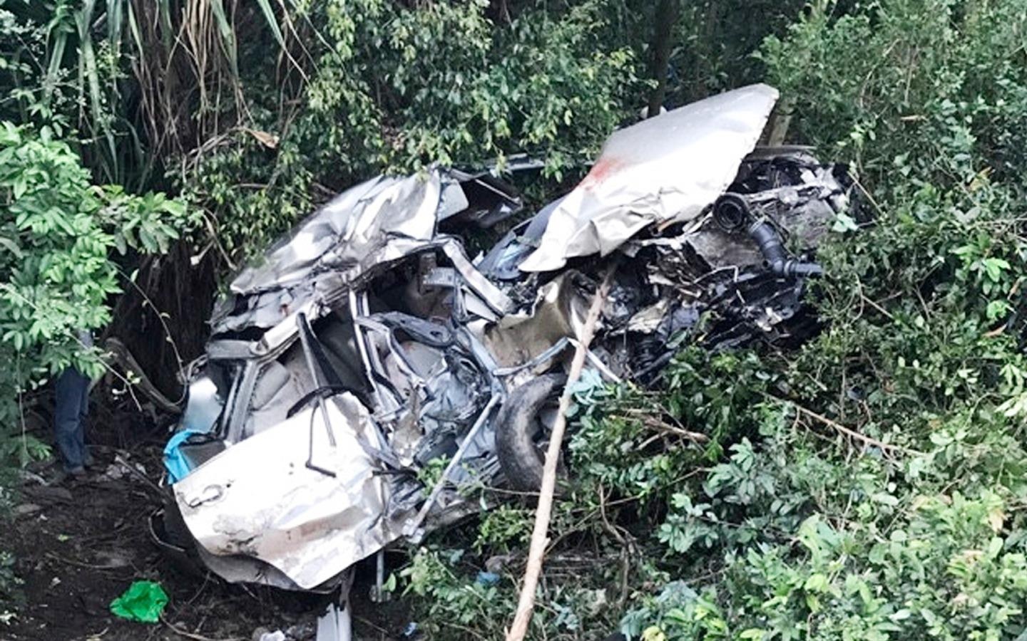 Xe Innova thanh dong sat vun sau cu tong cua tau hoa, 4 nguoi chet hinh anh