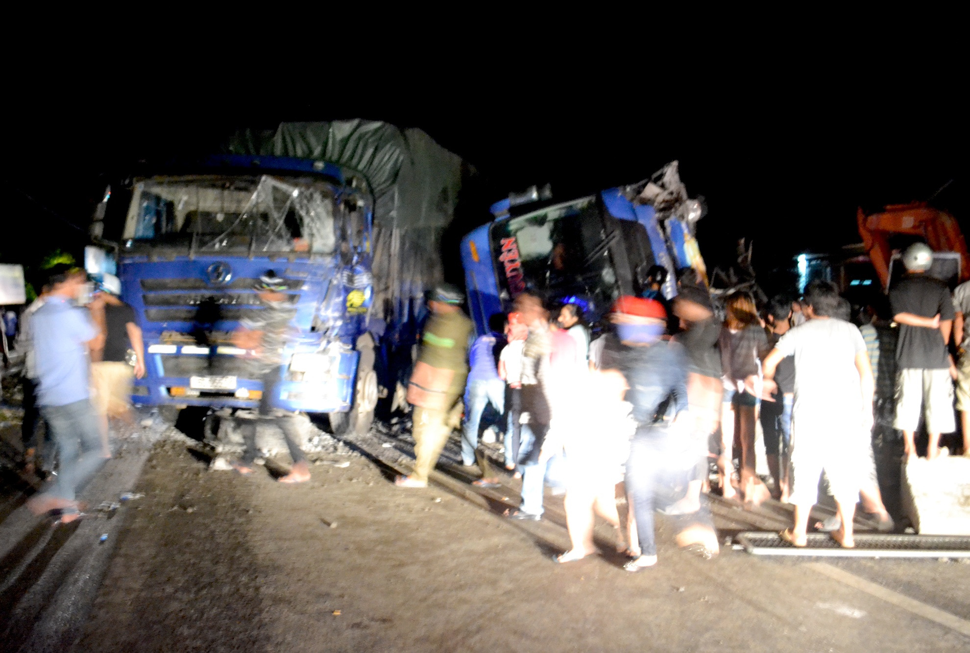 Xe giuong nam lat tren quoc lo 1 anh 1