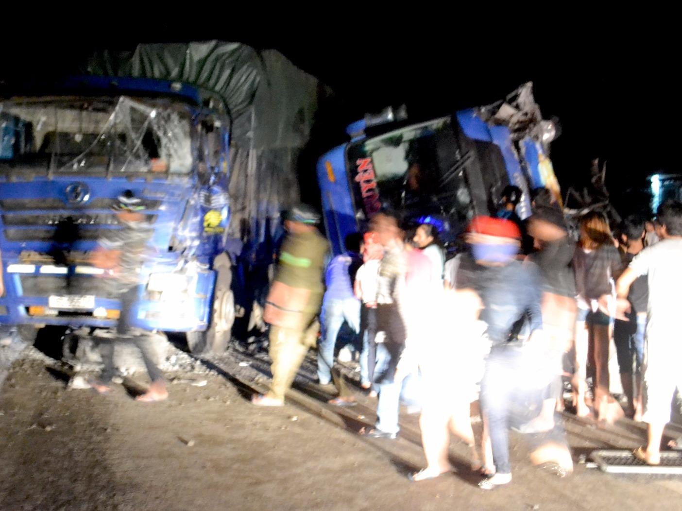 Xe giuong nam lat chan ngang quoc lo, 11 nguoi bi thuong hinh anh