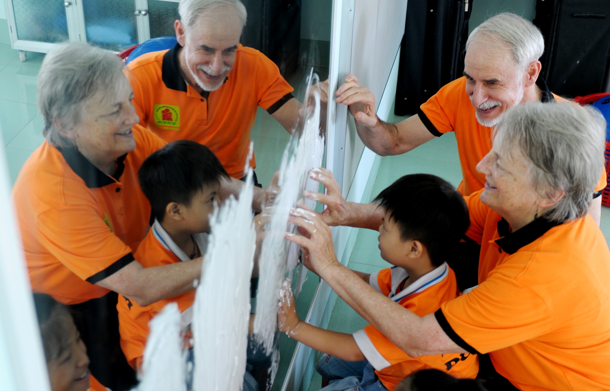 Tam long thien nguyen cua vo chong bac si My hinh anh