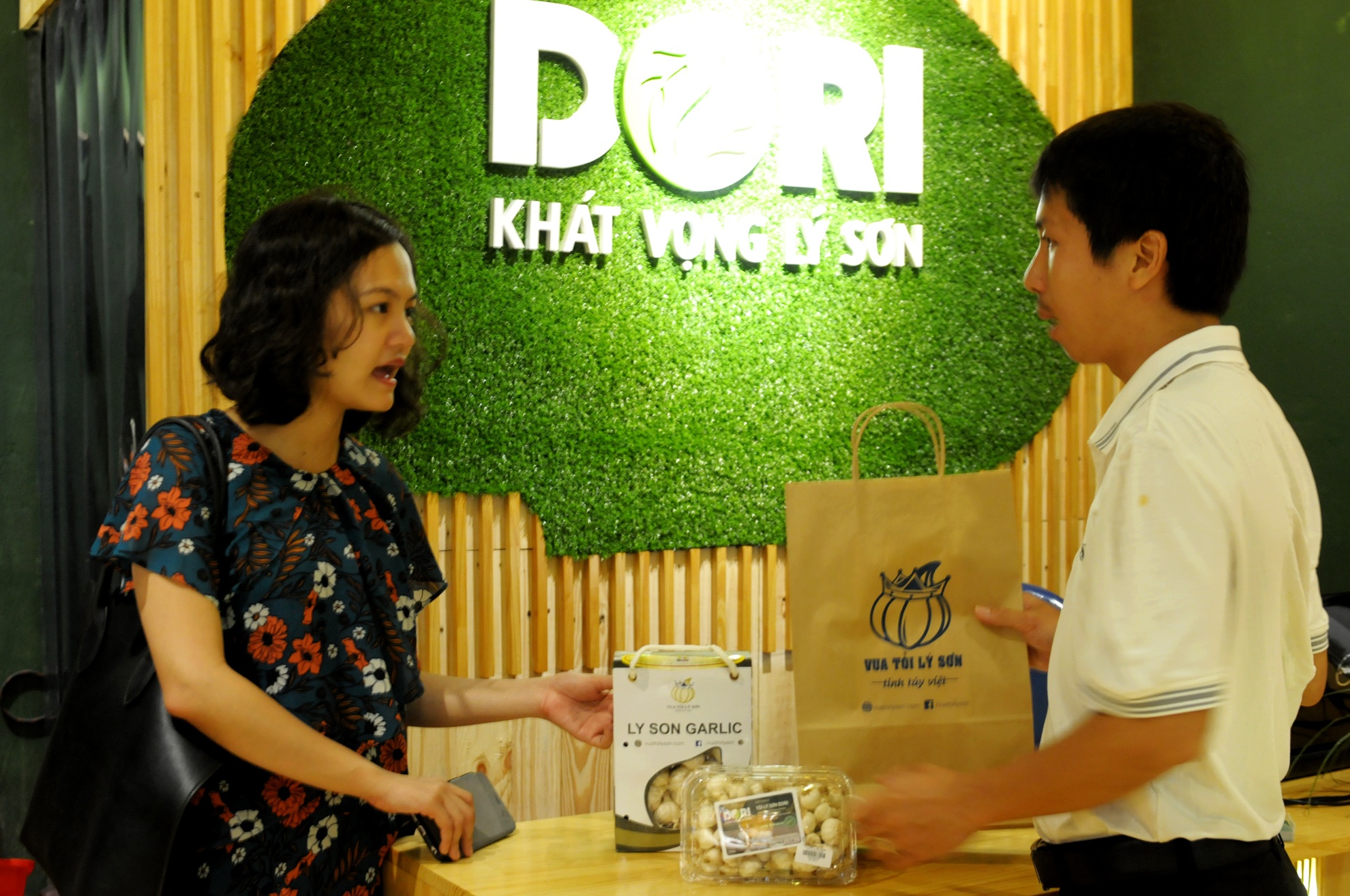 Co gai nhan hoc bong 12 truong Dai hoc My anh 2