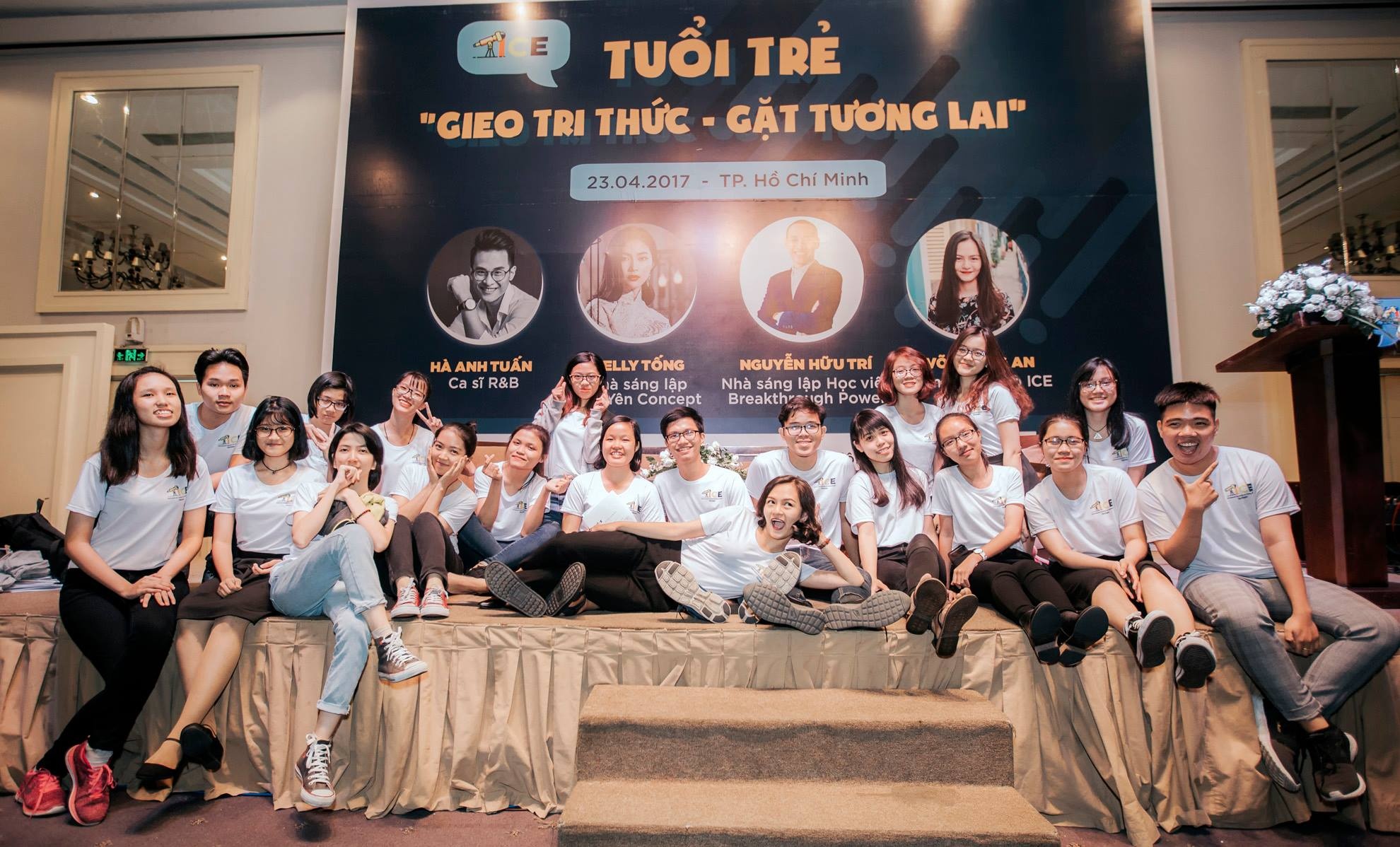 Co gai nhan hoc bong 12 truong Dai hoc My anh 3