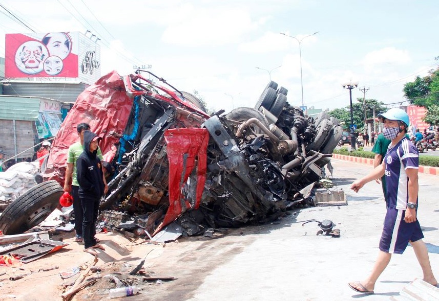 Xe tai chay 105 km/h khi doi dau oto khach khien 13 nguoi chet hinh anh