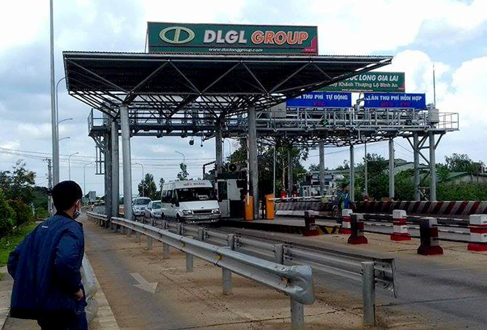 Clip xe tai lao nhu dien qua tram thu phi truoc khi dam oto khach hinh anh