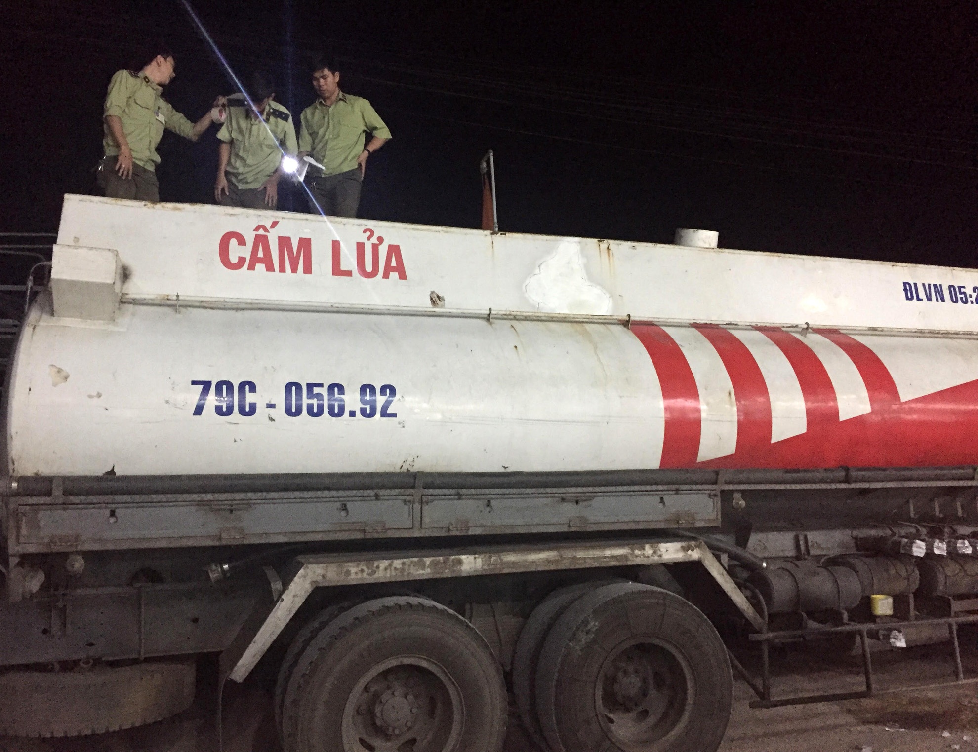 Tam giu 13.000 lit nhien lieu van chuyen trai phep hinh anh