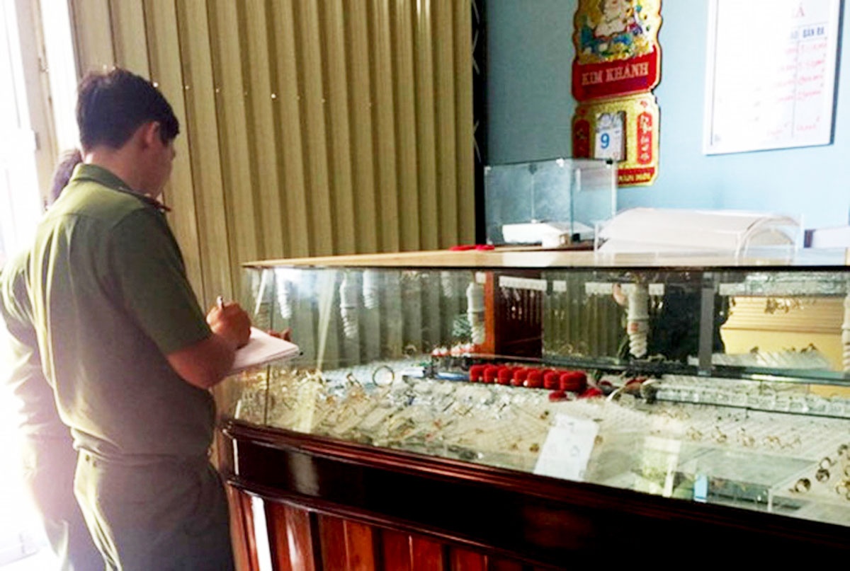 Thue oto vuot 700 km den Binh Dinh dot nhap tiem vang hinh anh