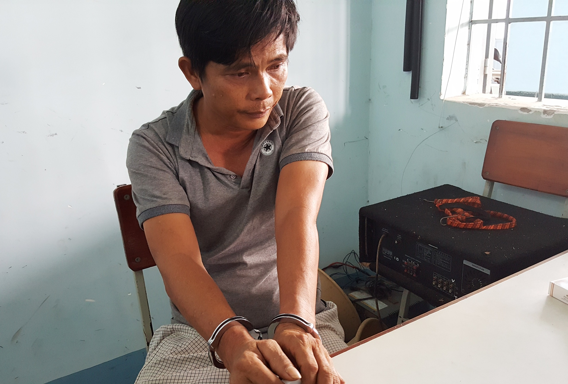 Trinh sat nhap vai lan theo dau vet ke chu muu trom 100 luong vang hinh anh