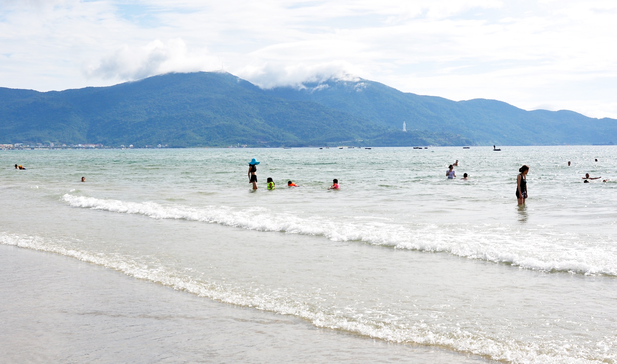 Chuyen gia vi Son Tra la 'hon ngoc bien dong' hinh anh