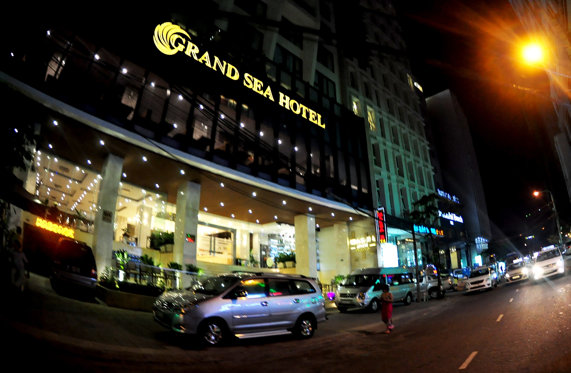 Duong pho 500m ganh 50 khach san o Da Nang anh 9