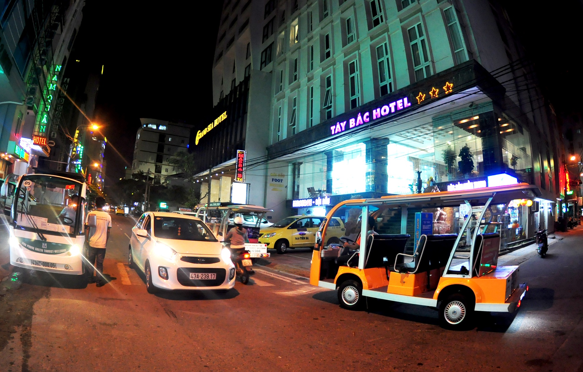 Duong pho 500m ganh 50 khach san o Da Nang anh 10