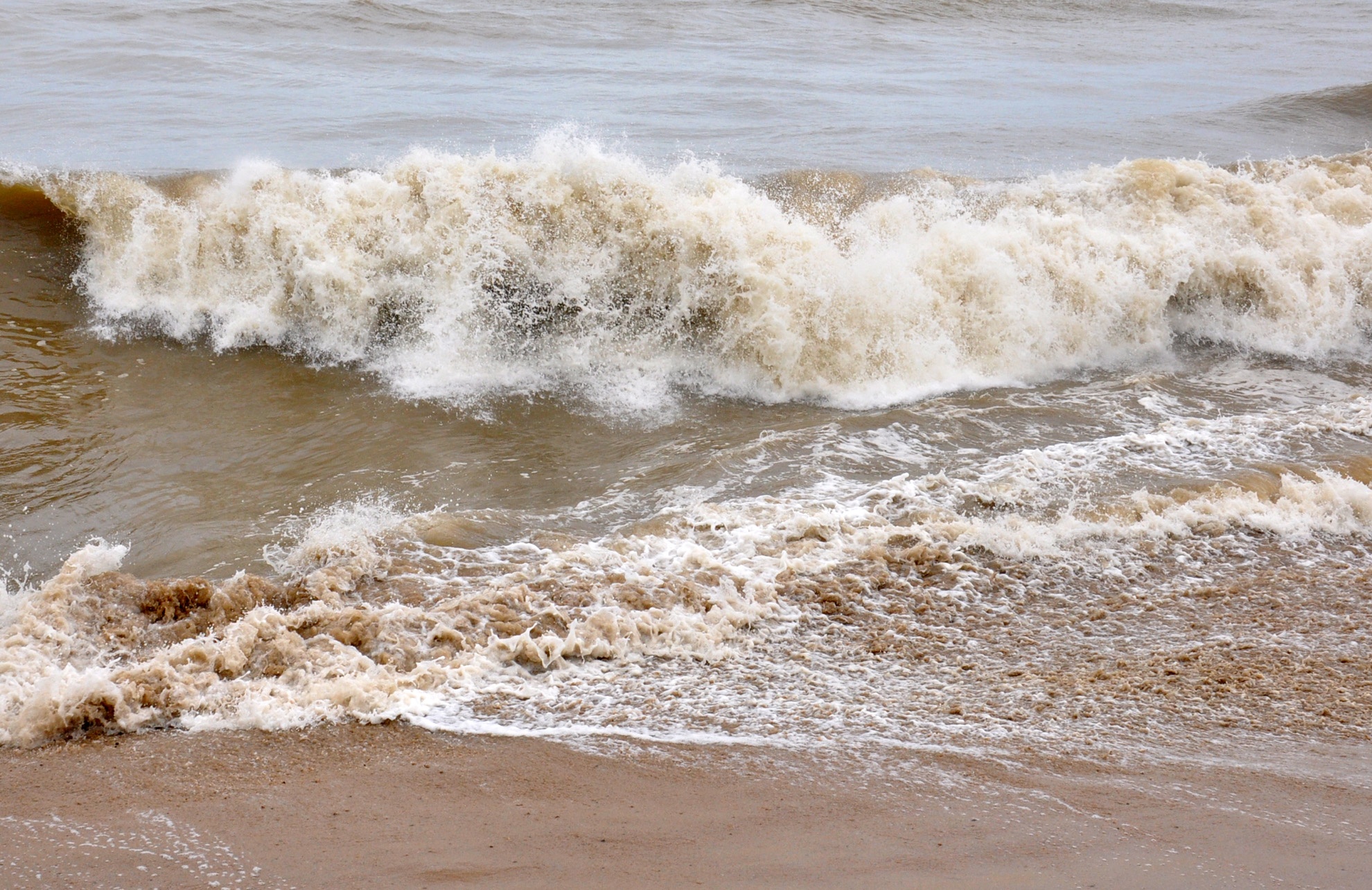 Hai hoc sinh Quang Ngai bi song bien cuon hinh anh