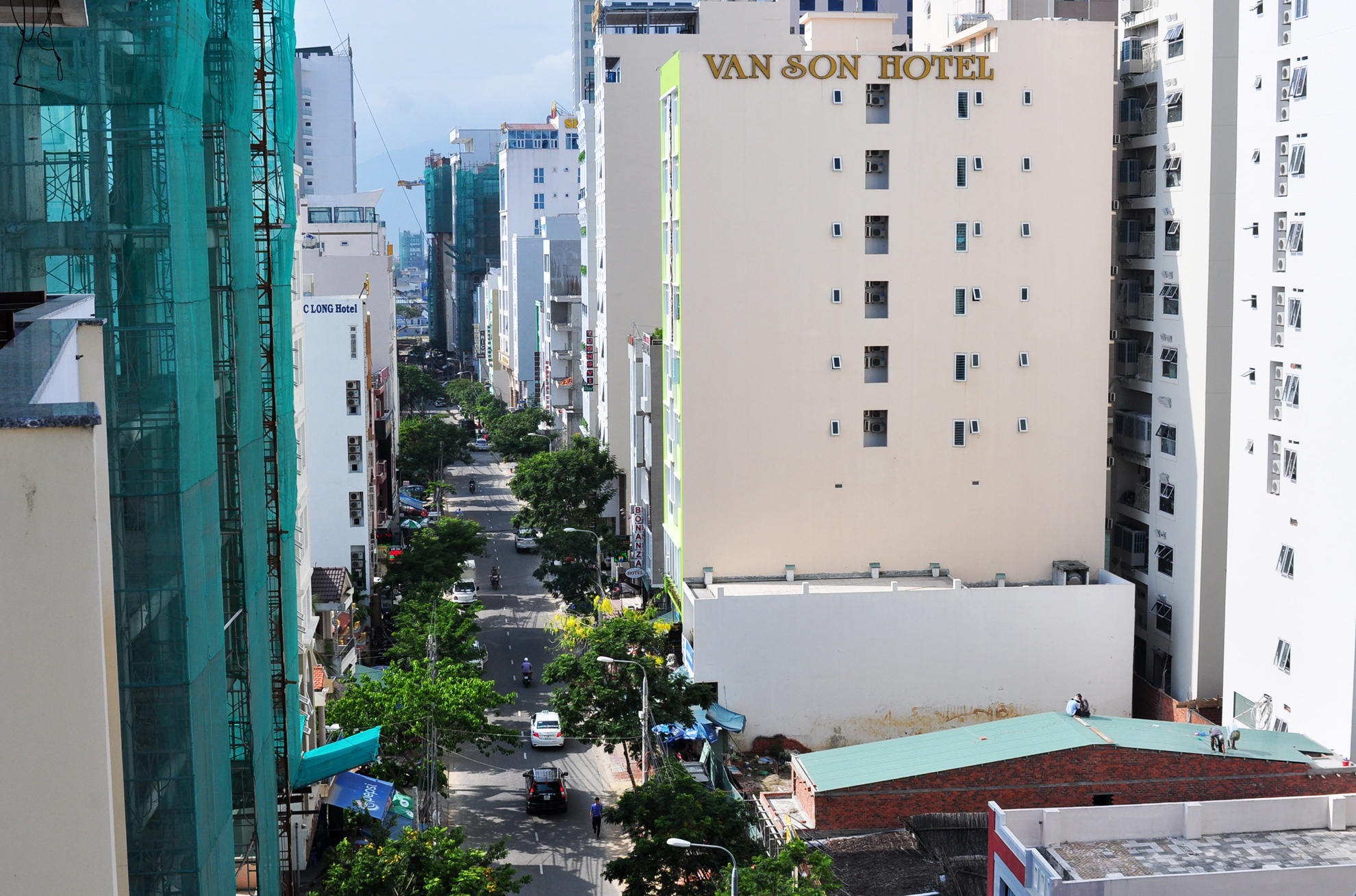 Duong pho 500m ganh 50 khach san o Da Nang anh 2