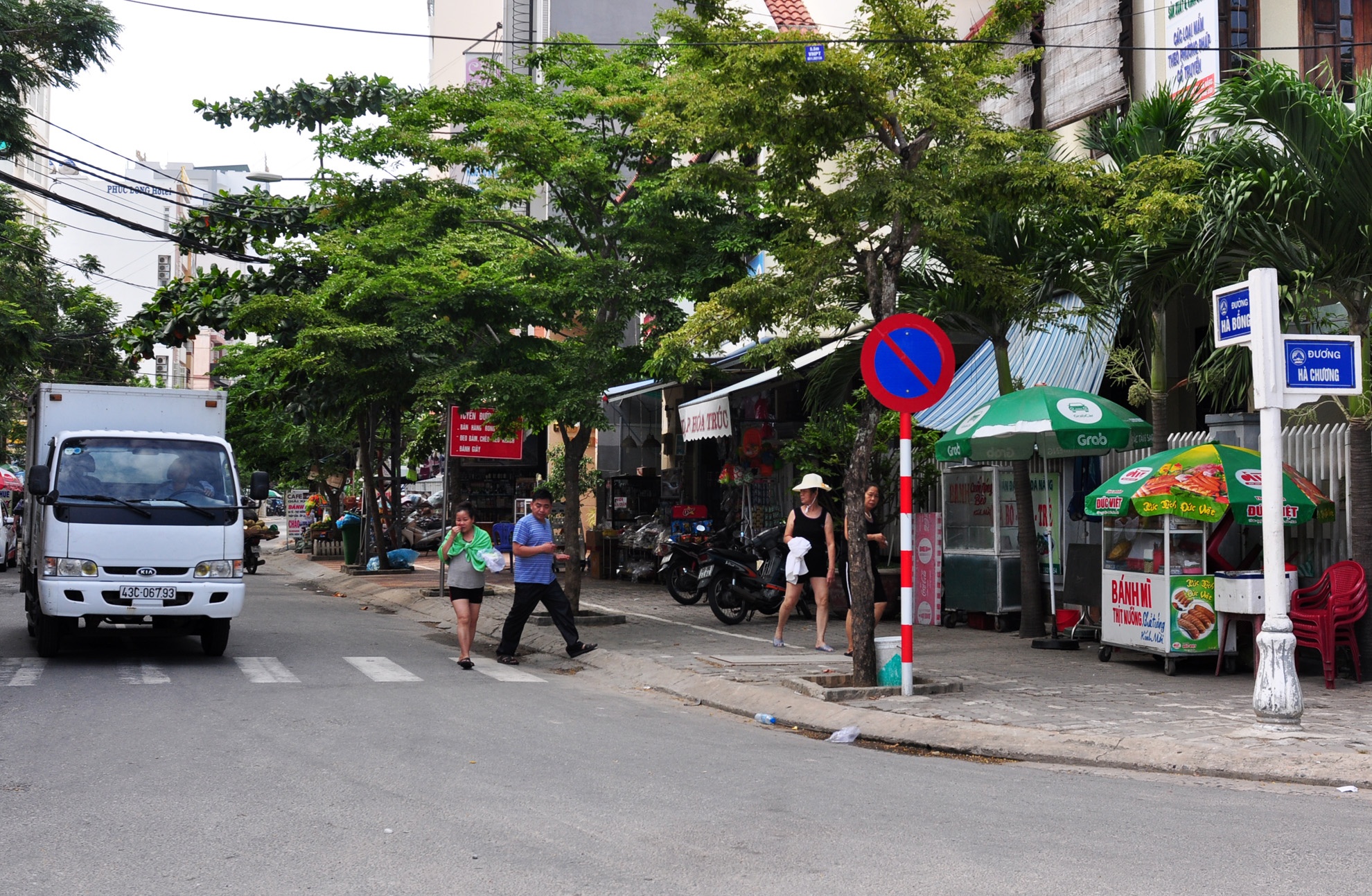 Duong pho 500m ganh 50 khach san o Da Nang anh 6