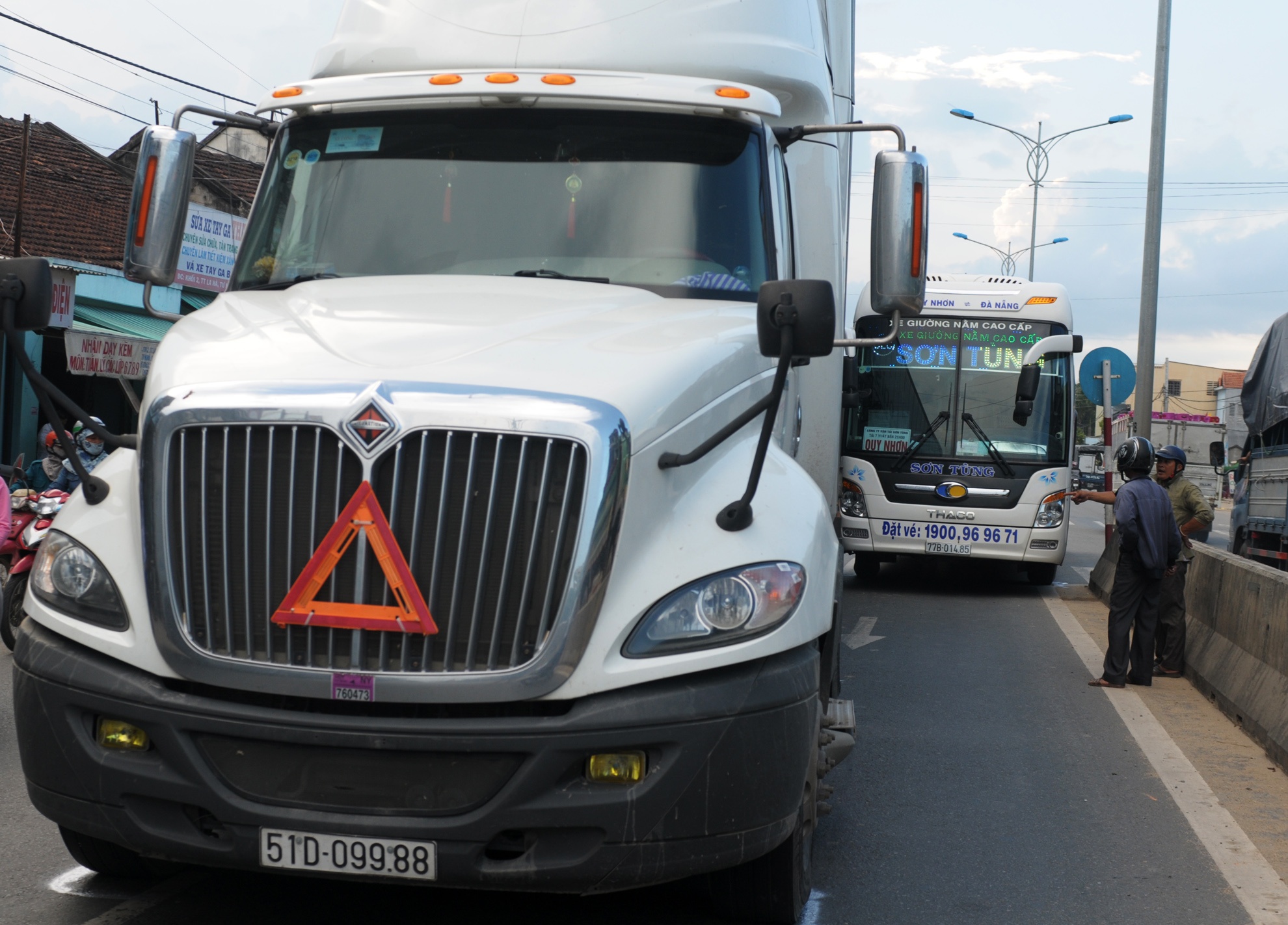 Tai xe xe dau keo ruot duoi, ep oto khach tren quoc lo hinh anh