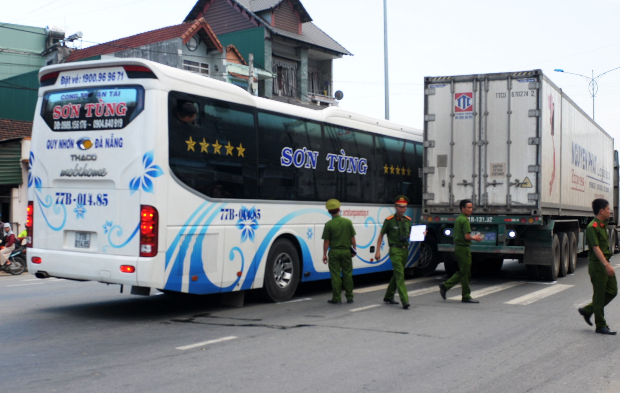 Tai xe xe container ruot duoi, chan oto khach dan mat tren quoc lo hinh anh