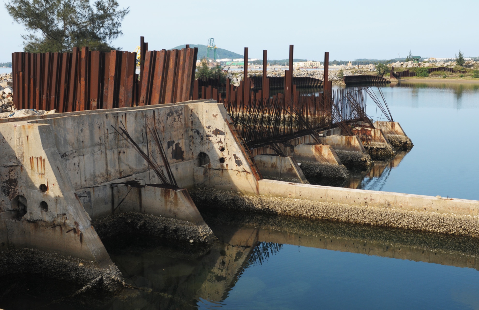Nha may dong tau Dung Quat tra no anh 1