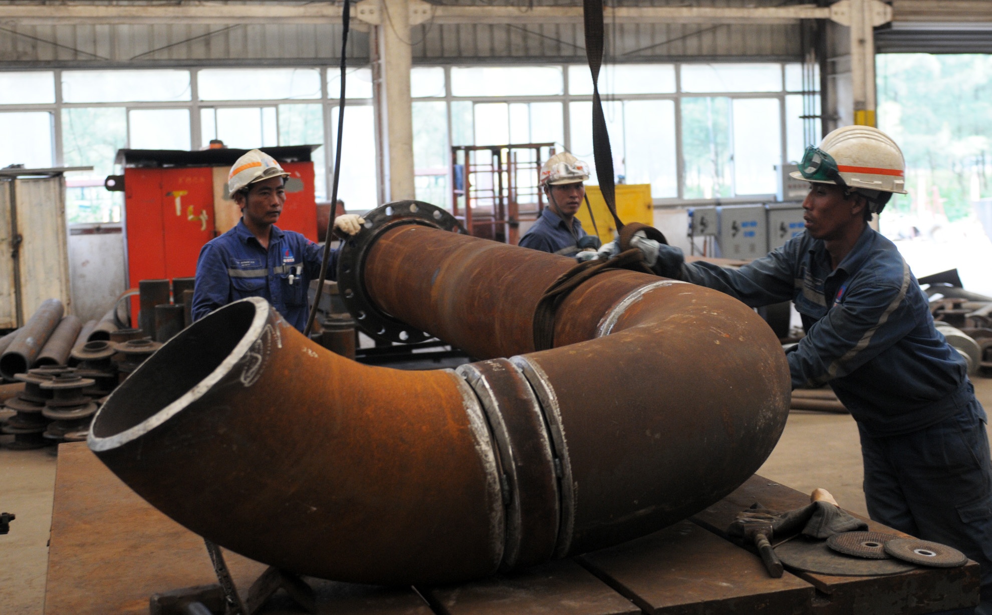 Nha may dong tau Dung Quat tra no anh 2