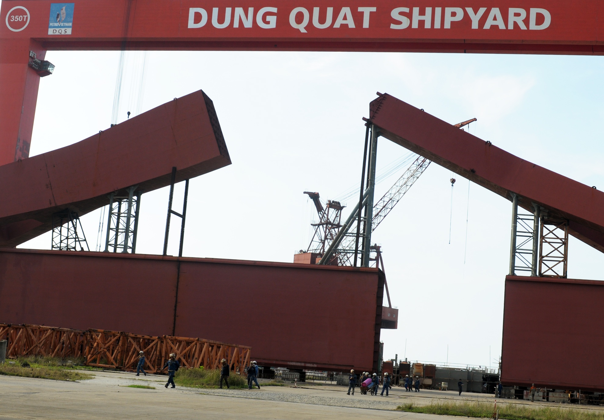 Nha may Dung Quat 'gong minh' tra no hang nghin ty dong hinh anh