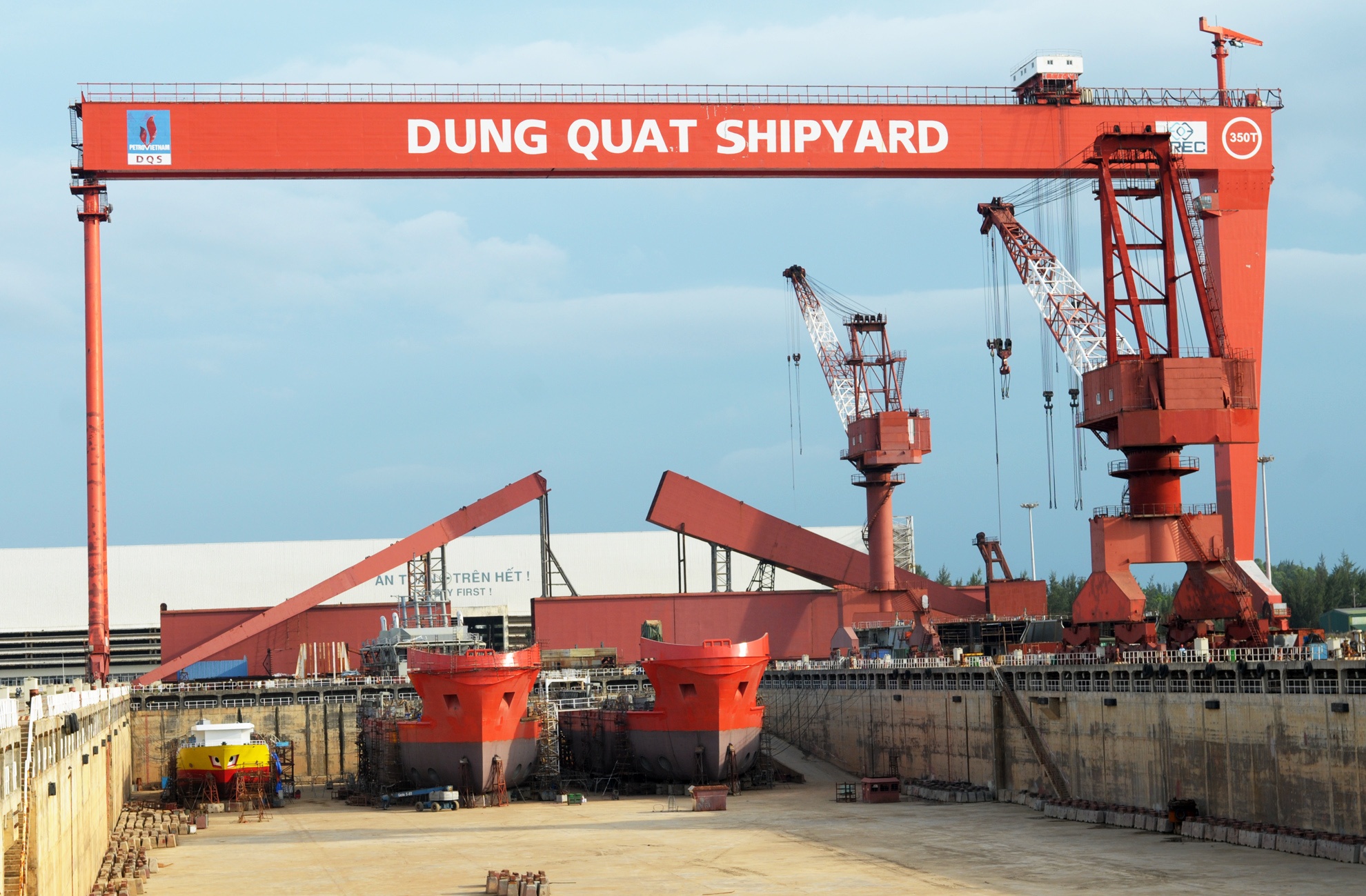 Nha may dong tau Dung Quat no hang nghin ty anh 12