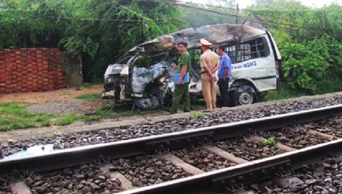 Tau hoa keo le oto 16 cho di xa 200 m, boc chay tren duong ray hinh anh