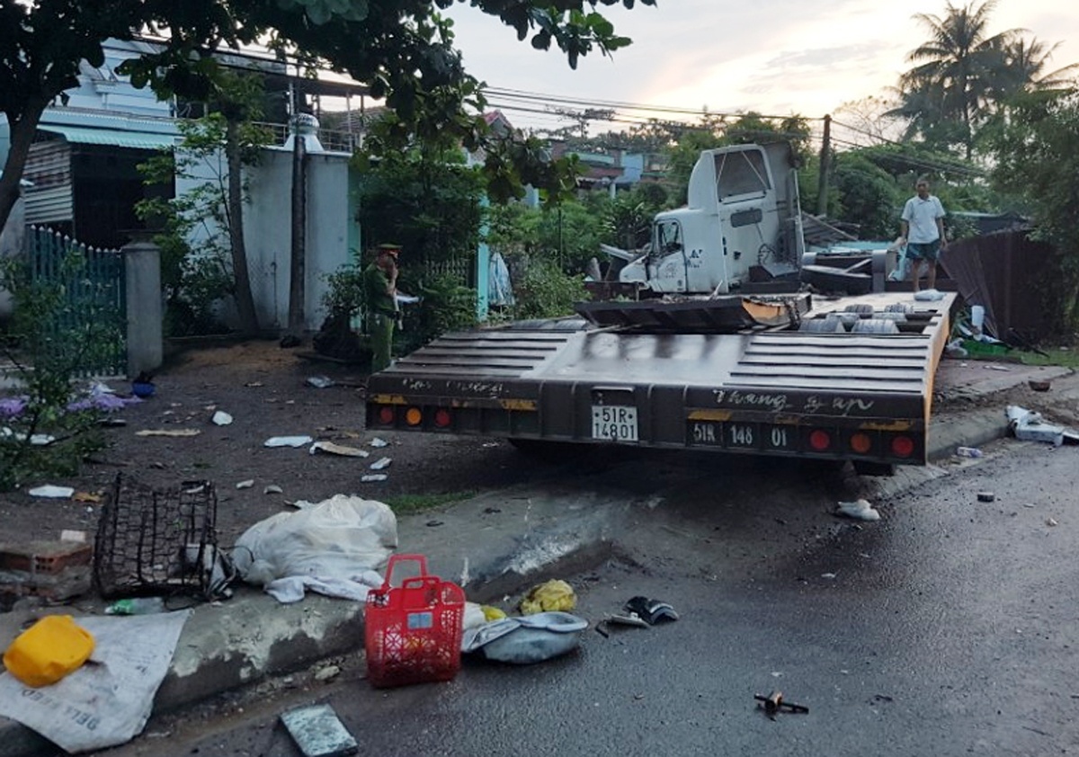 Xe dau keo tong nhau, vo chong nguoi ban ca tu nan hinh anh