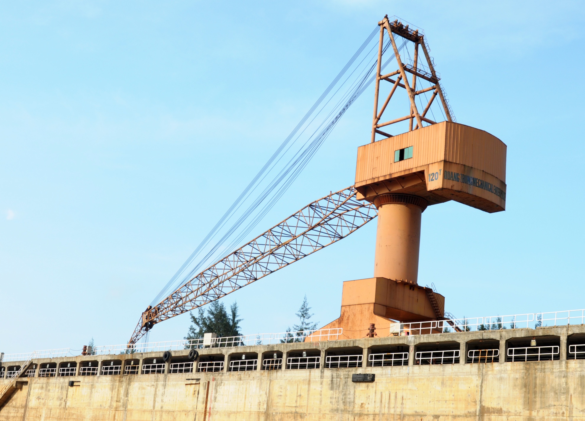 Nha may dong tau Dung Quat no hang nghin ty anh 2