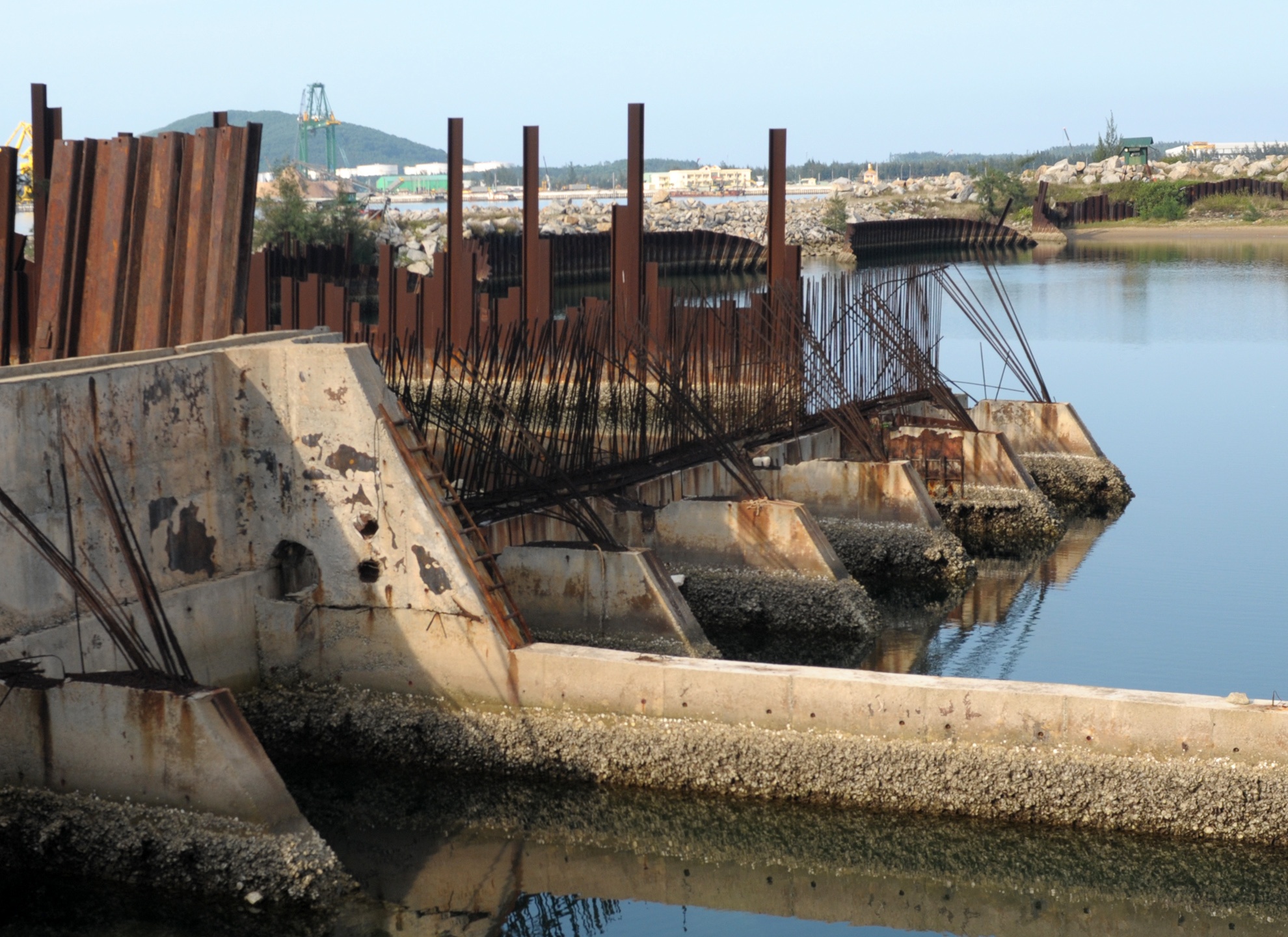 Nha may dong tau Dung Quat no hang nghin ty dong hinh anh