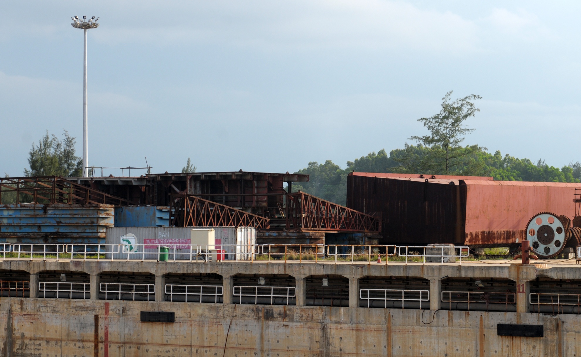 Nha may dong tau Dung Quat no hang nghin ty anh 5