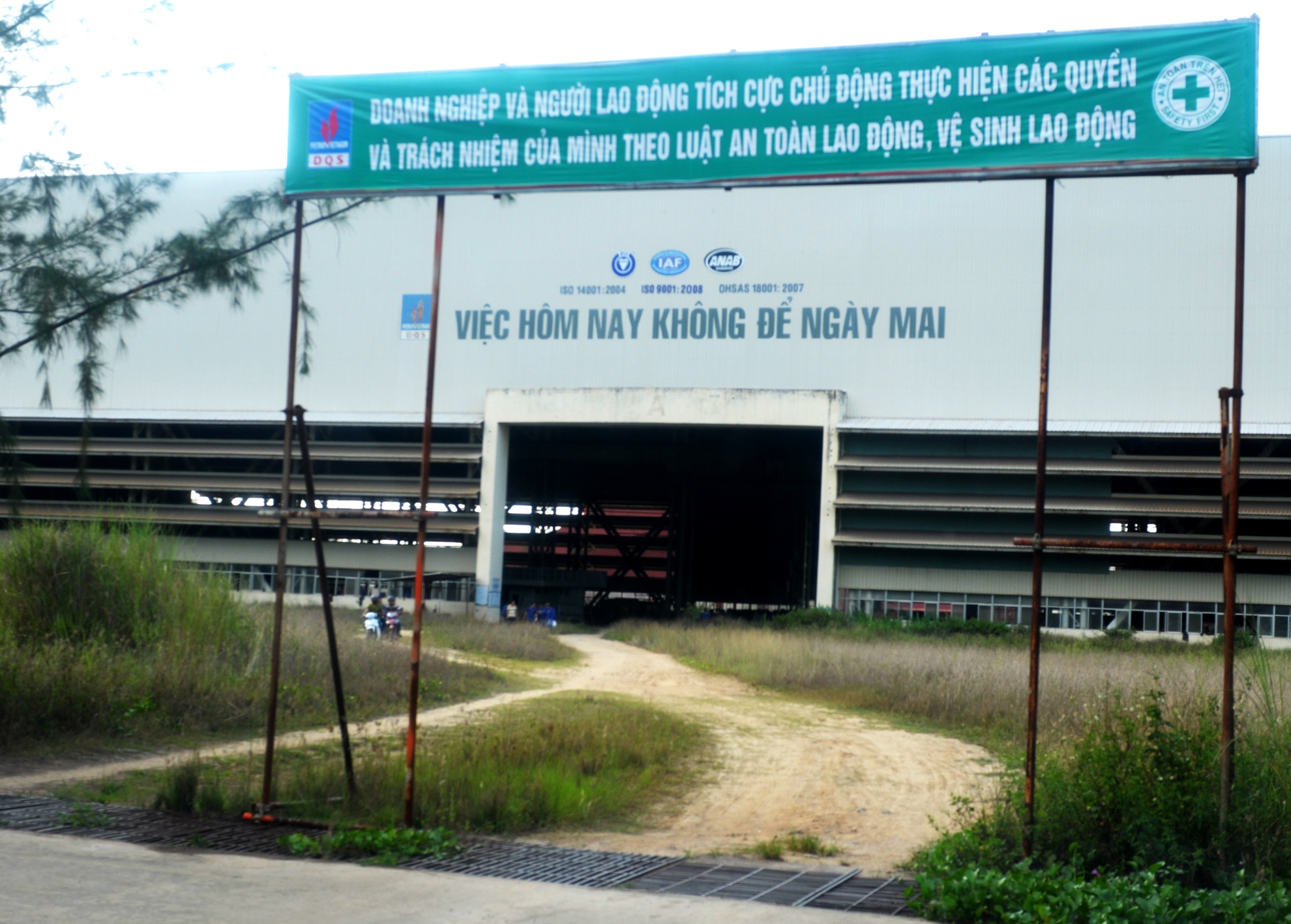 Nha may dong tau Dung Quat no hang nghin ty anh 7