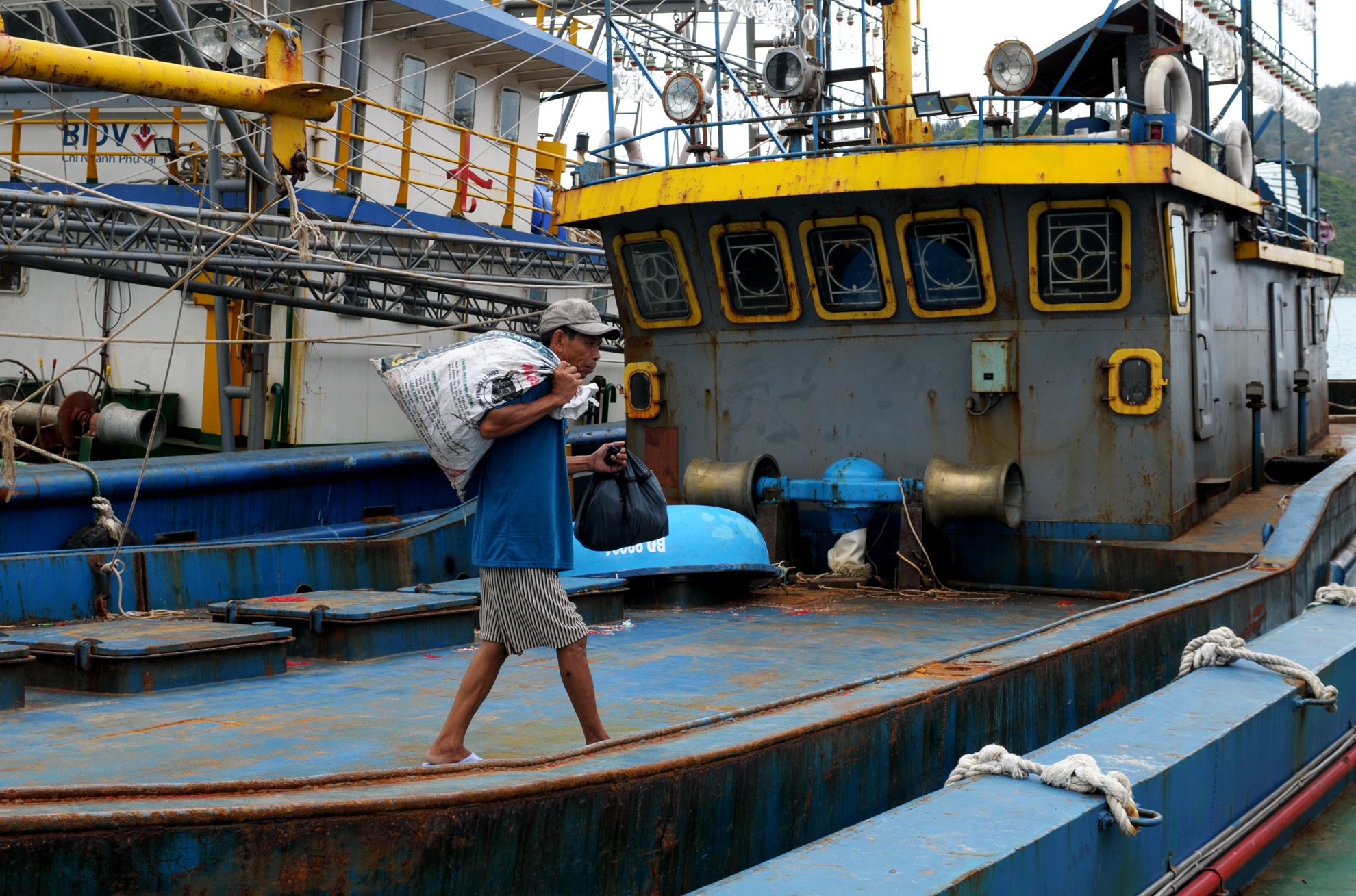 Tau vo thep hang chuc ty dong nam bo anh 4