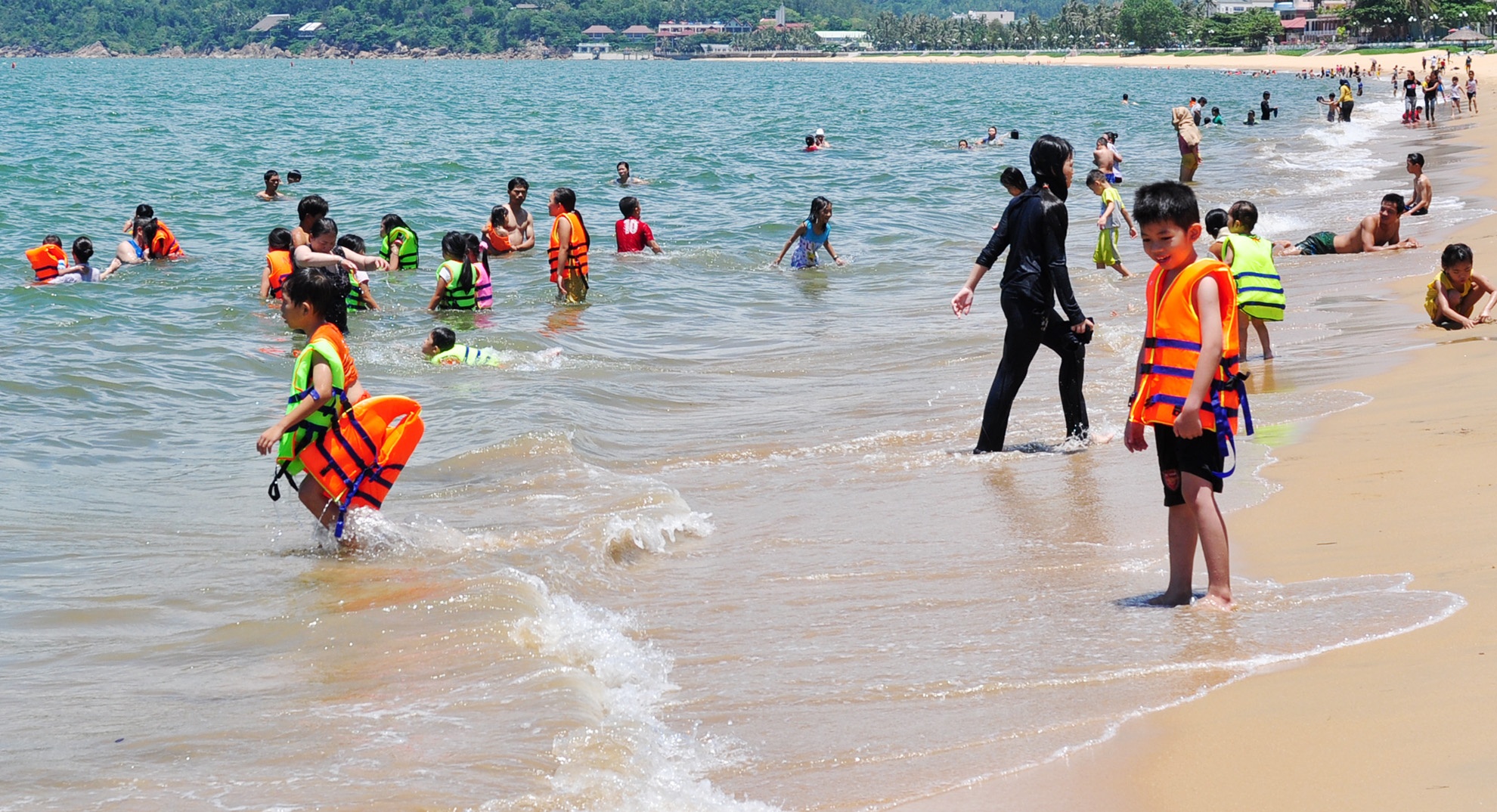 Bai bien Quy Nhon dong nghet nguoi dip Tet Doan ngo hinh anh