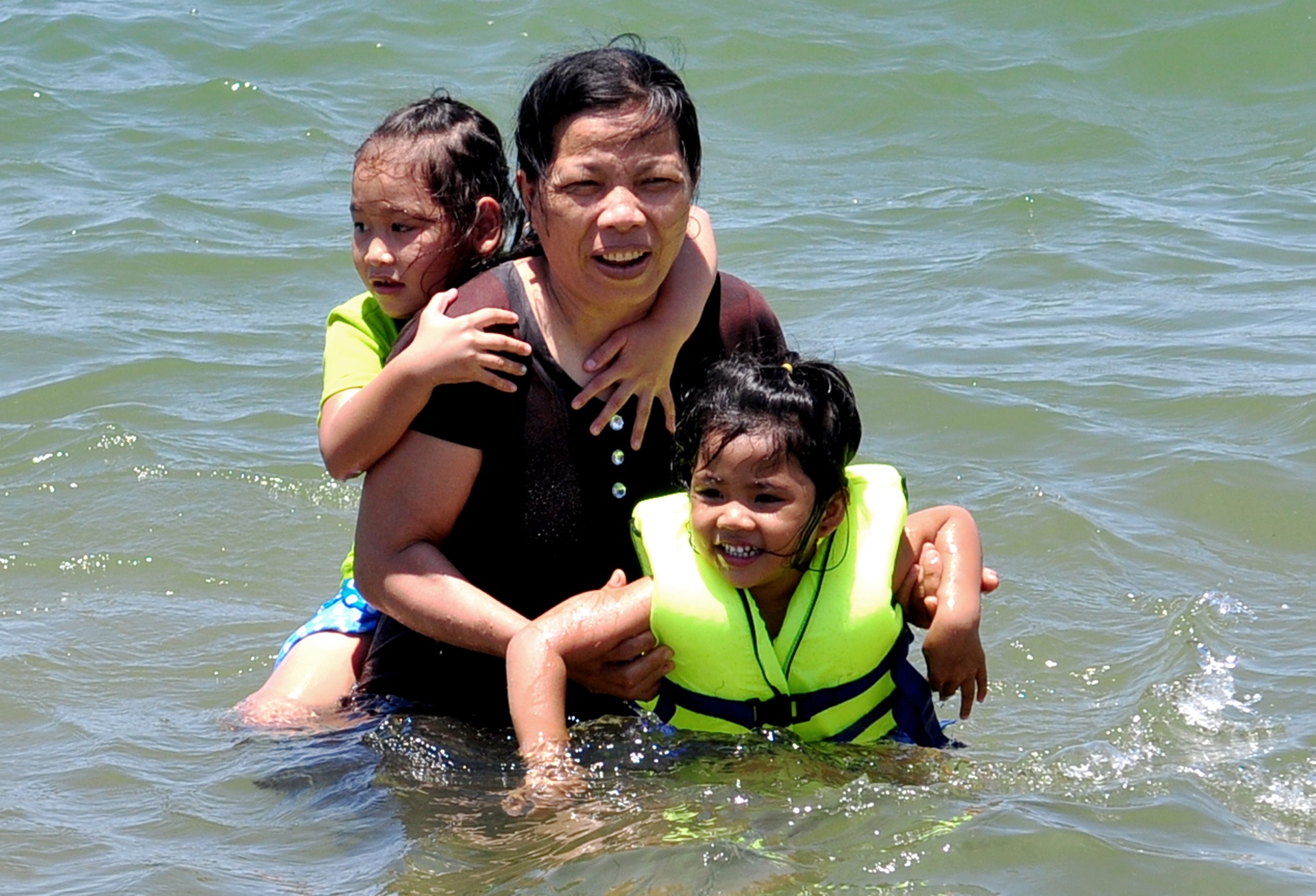 Đổ xô tắm biển cầu may dịp tết Đoan Ngọ  ảnh 2 Do xo tam bien cau may dip tet Doan Ngo anh 2