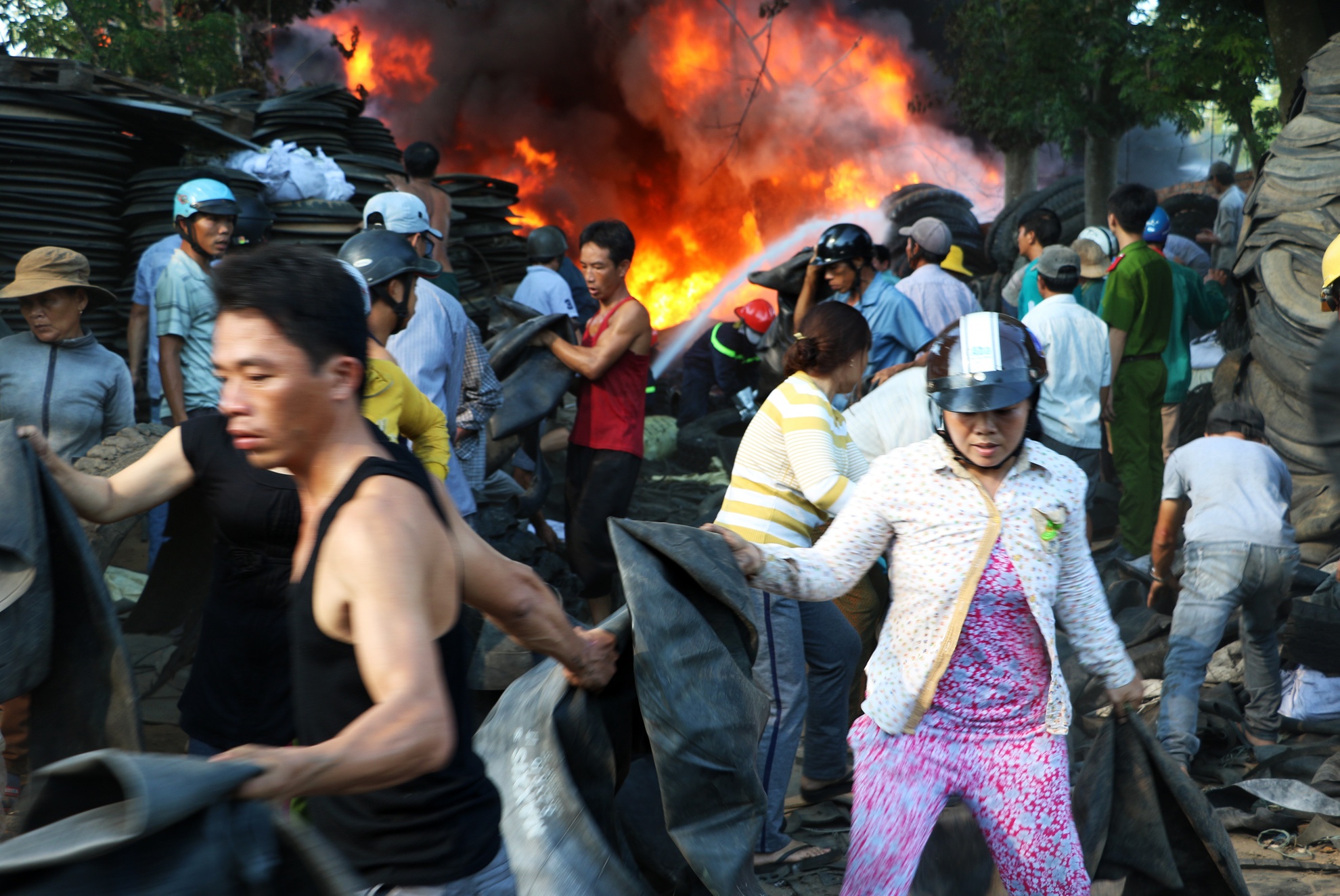 Hoa hoan o xuong tai che lop xe anh 2