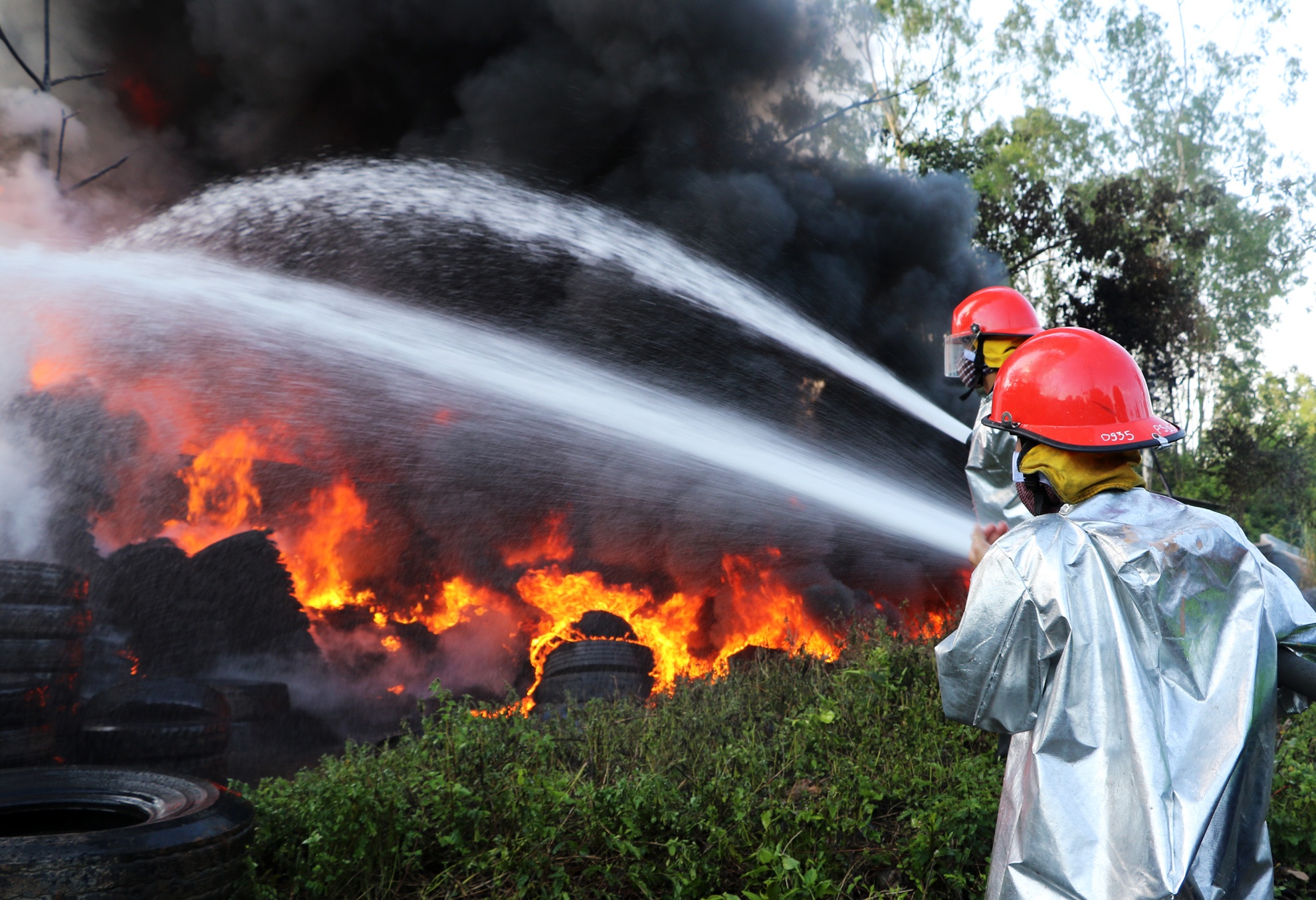 4 gio dap lua xuong tai che lop oto duoi nang nong 40 do C hinh anh