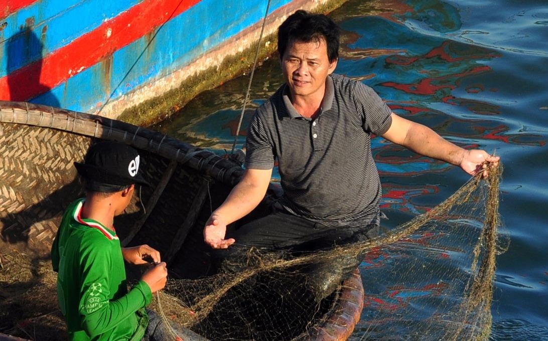 Tham canh cua 2 ong chu tien phong dong tau vo thep tien ty hinh anh