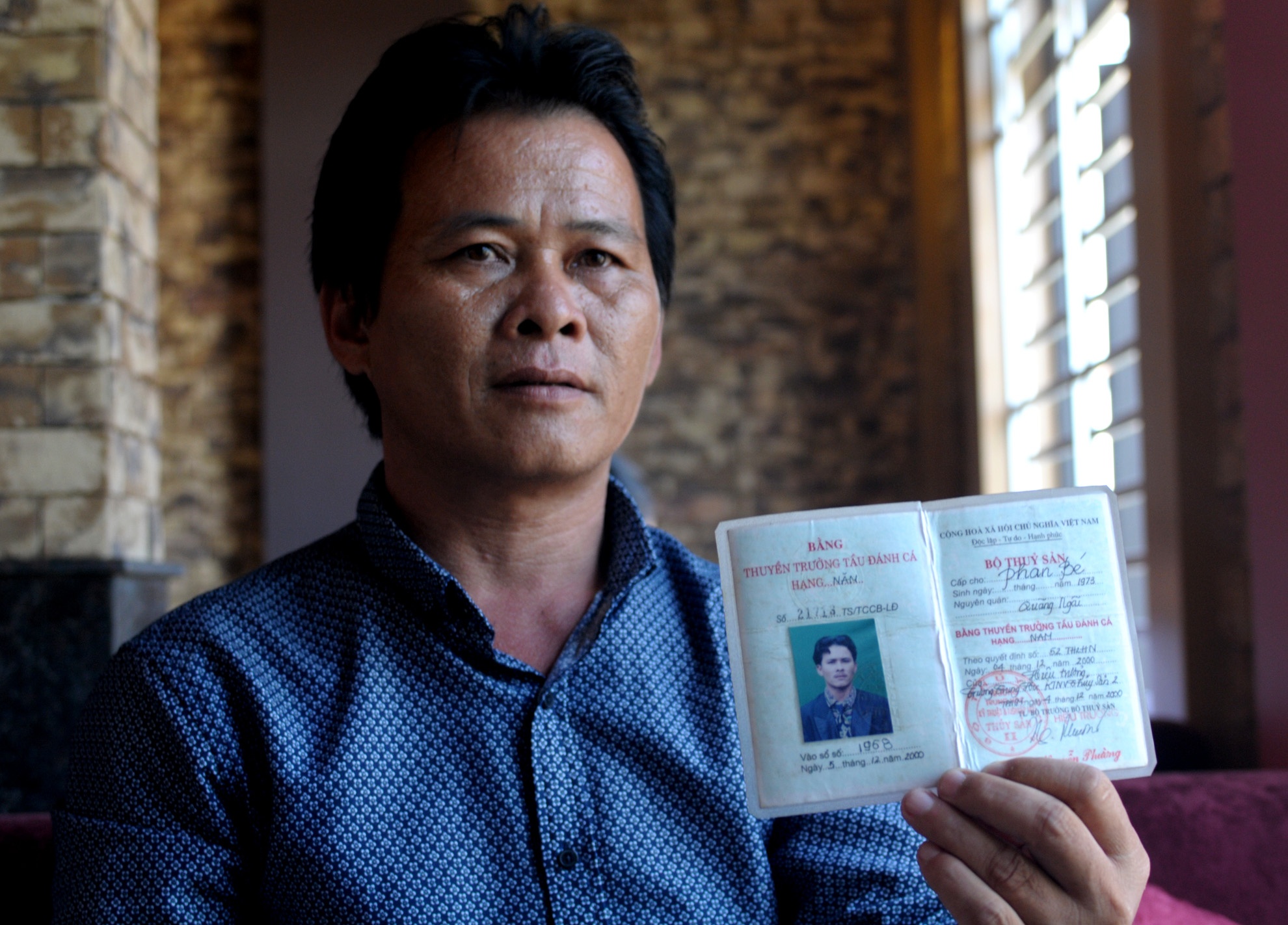 Chu tau vo thep lam canh tuyet vong sau khi tra phuong tien hinh anh