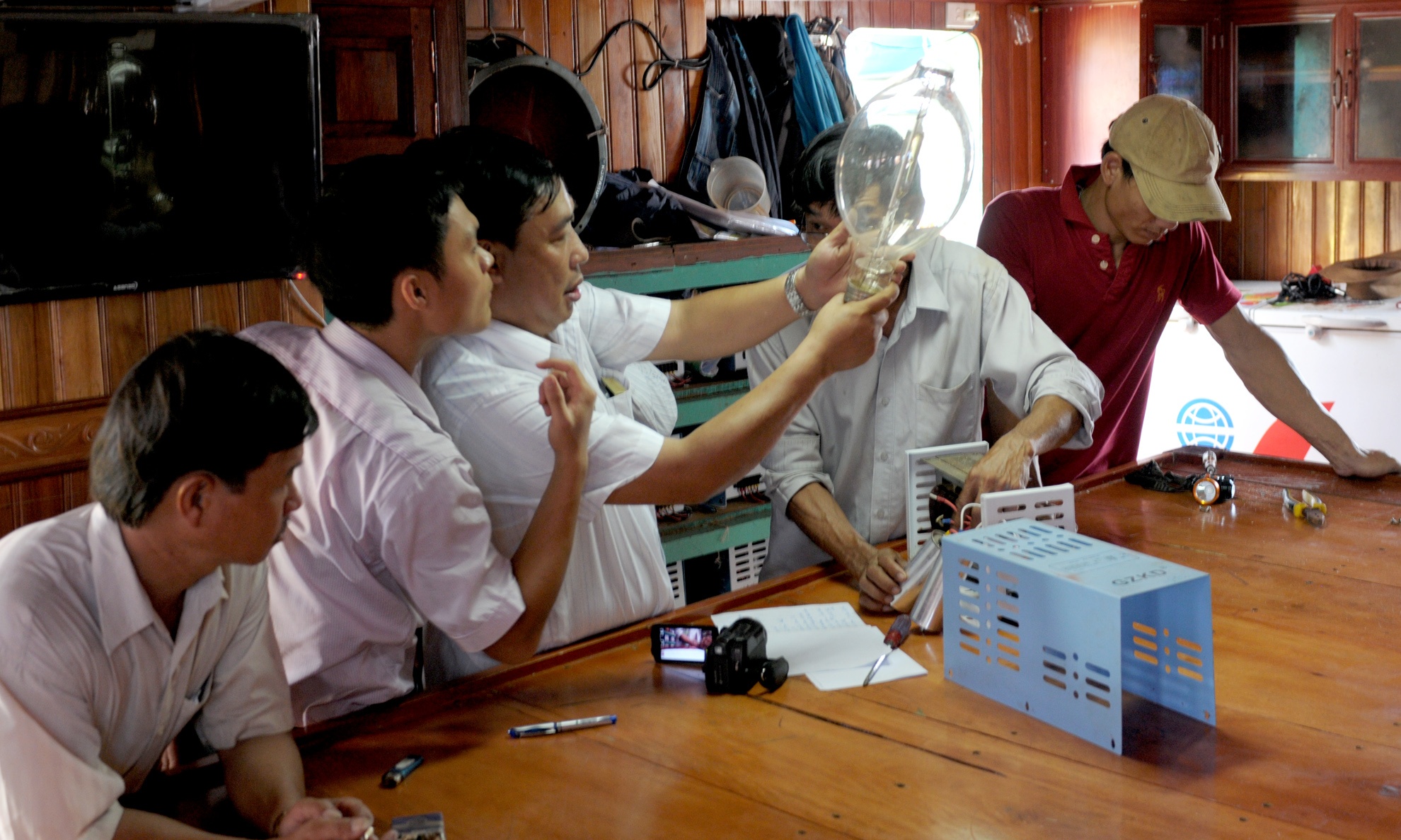 Ngu dan ta hoa vi doanh nghiep dong tau vo thep trao doi thiet bi hinh anh