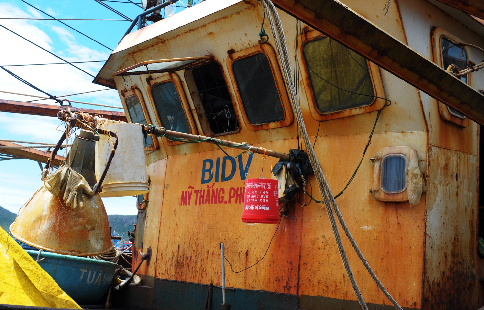 Tam dung hai doanh nghiep dong moi tau vo thep cho ngu dan hinh anh