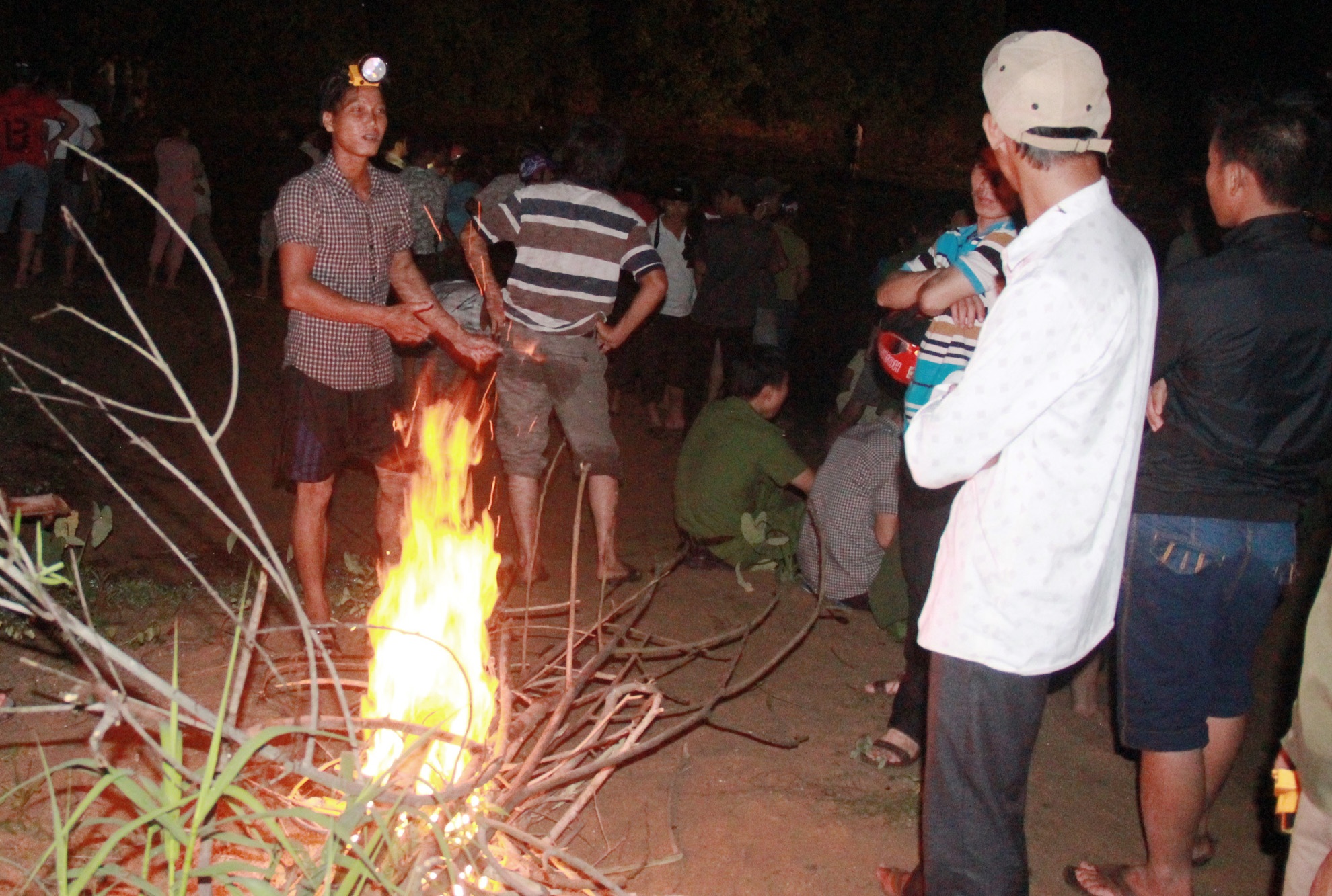 Tam suoi, bay hoc sinh Quang Ngai bi lu cuon hinh anh