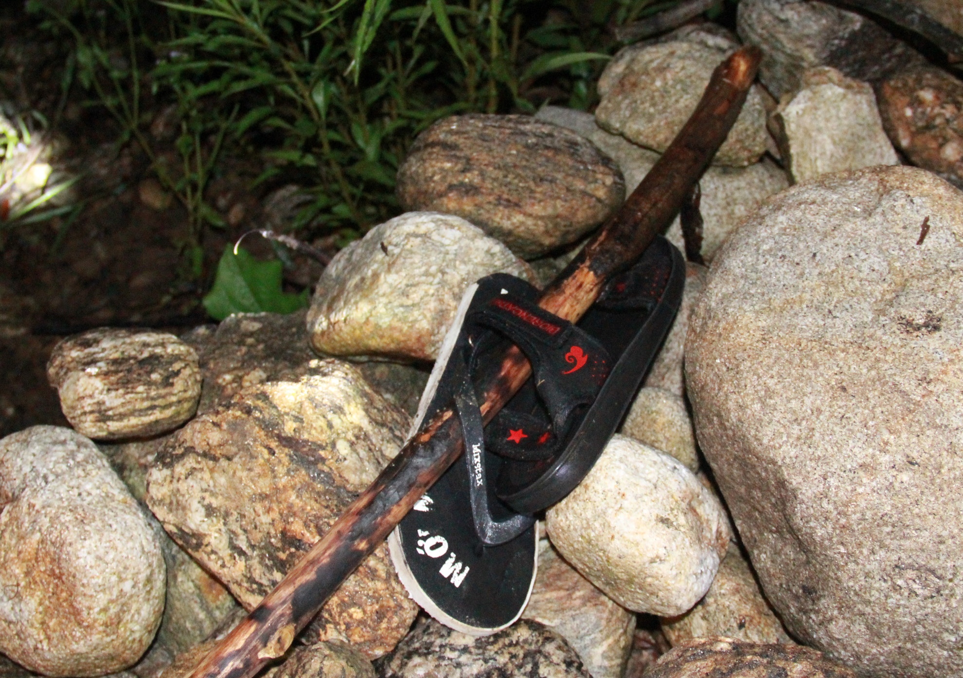 Tim thay thi the 2 hoc sinh Quang Ngai tam suoi bi lu cuon hinh anh