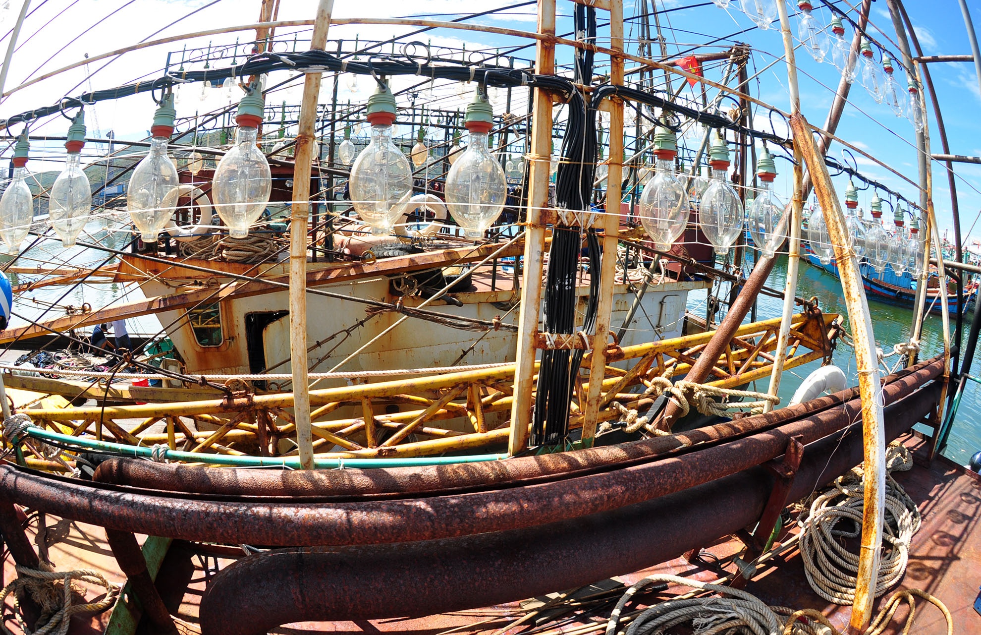 Thu tuong yeu cau Bo Cong an dieu tra, xu ly vu tau thep nam bo hinh anh