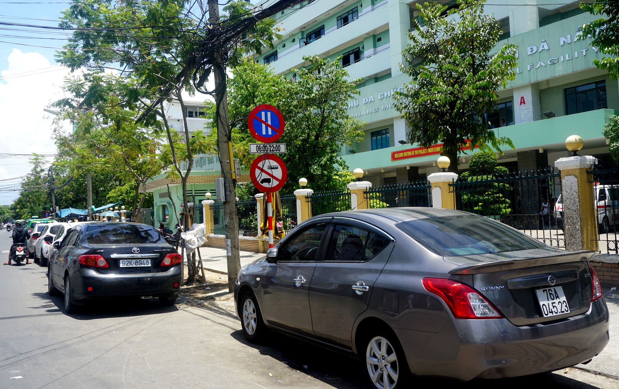 Thieu bai dau xe, oto tran duoi long duong Da Nang hinh anh