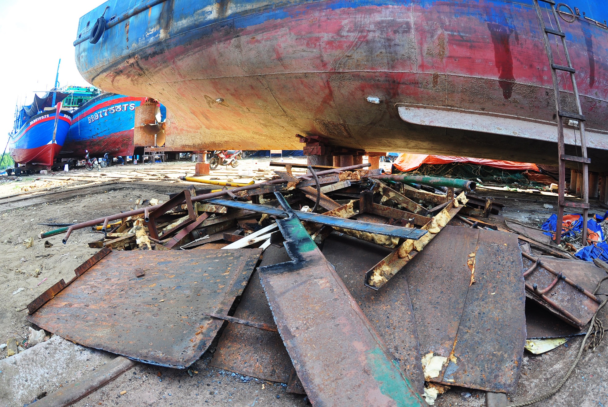 Tàu thép Bình Định nằm bờ ảnh 2 Tau thep Binh Dinh nam bo anh 2