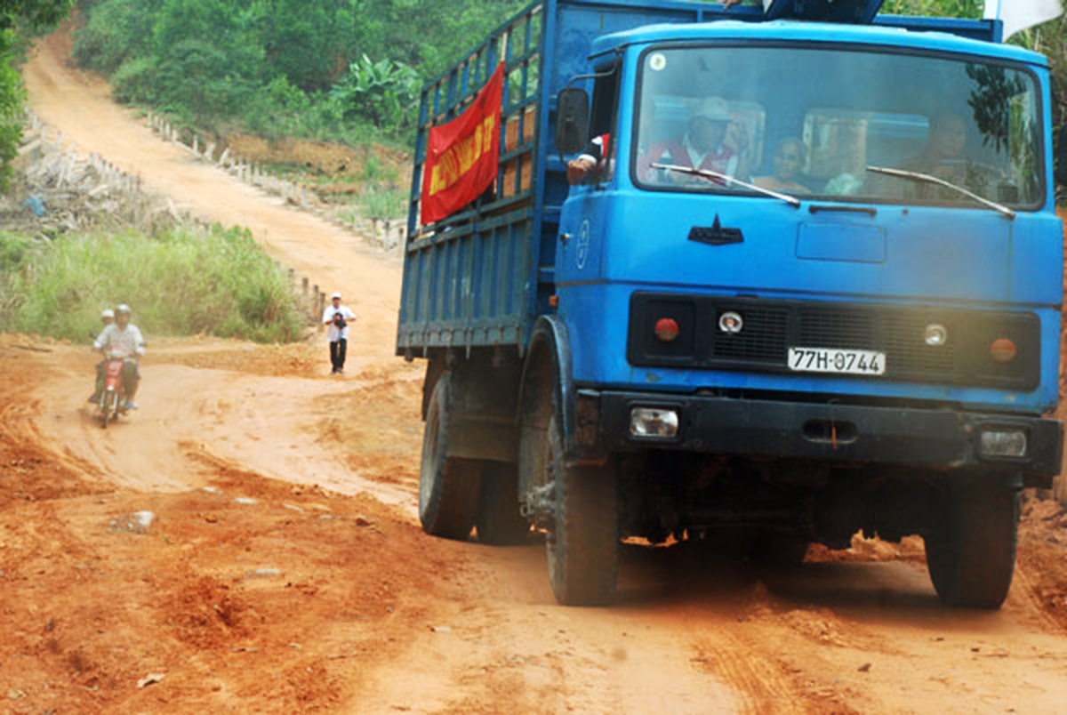 Hai can bo kiem lam Binh Dinh tu nan tren duong cong tac hinh anh