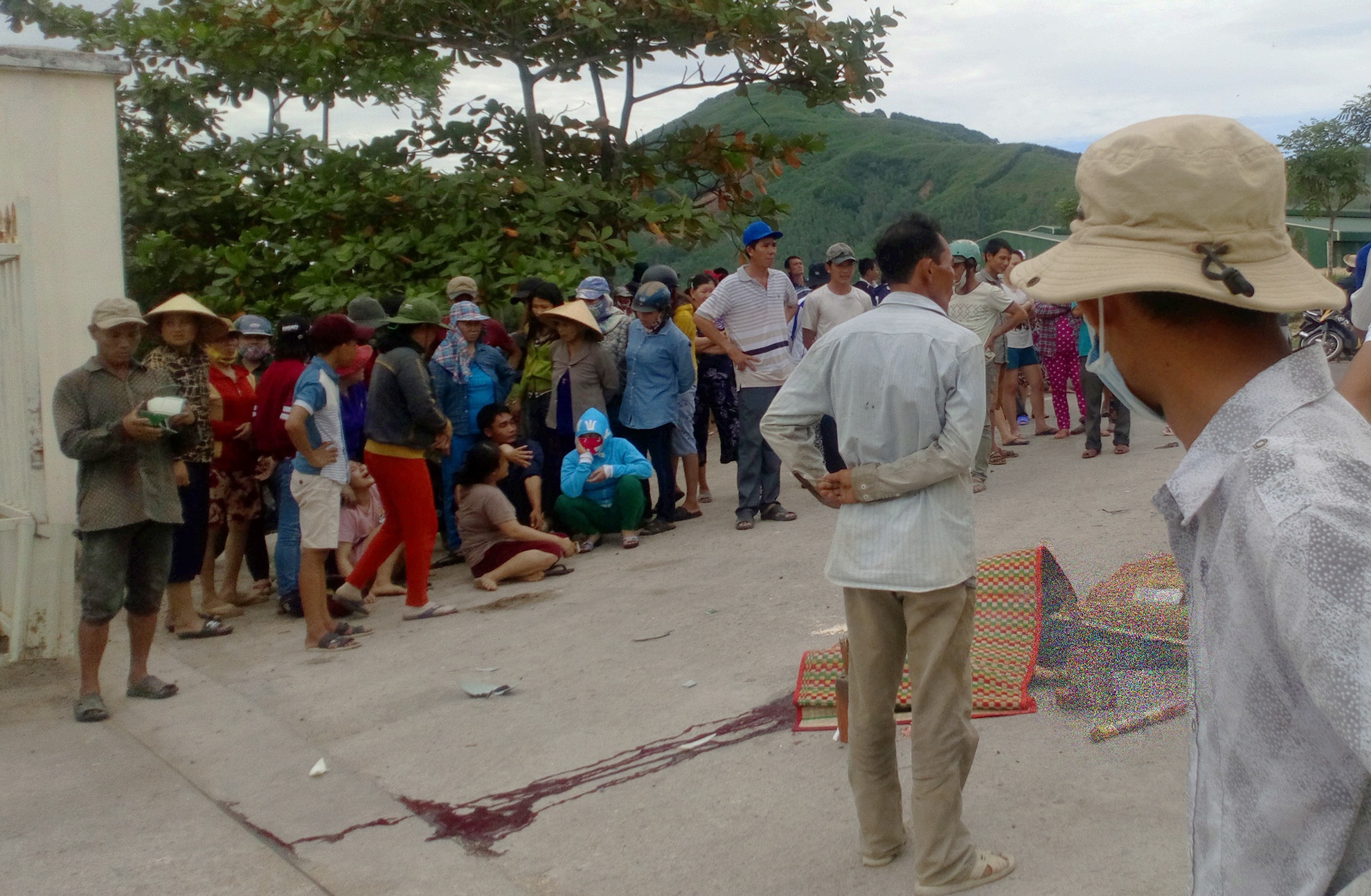 Xe tai cho san tong chet 2 thanh nien cung luc hinh anh