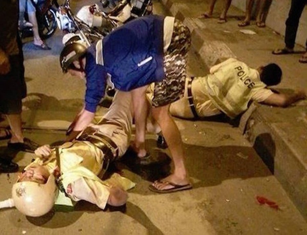 Va quet voi xe khach, hai canh sat giao thong bi thuong hinh anh